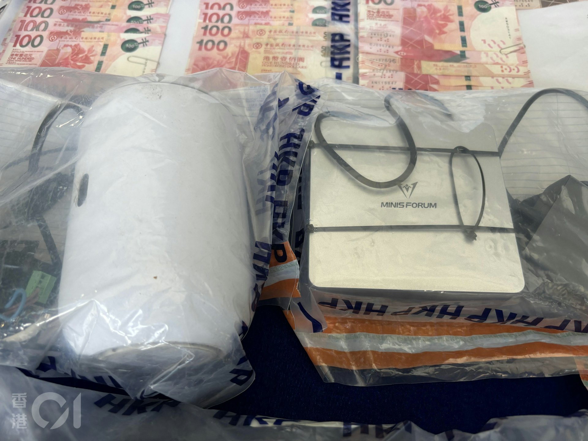 警方搗破一個詐騙洗黑錢集團,拘捕10人。行動中,人員共檢獲17部涉案手提電話、2部電腦、3個路由器等電子儀器,以及43,100元現金。