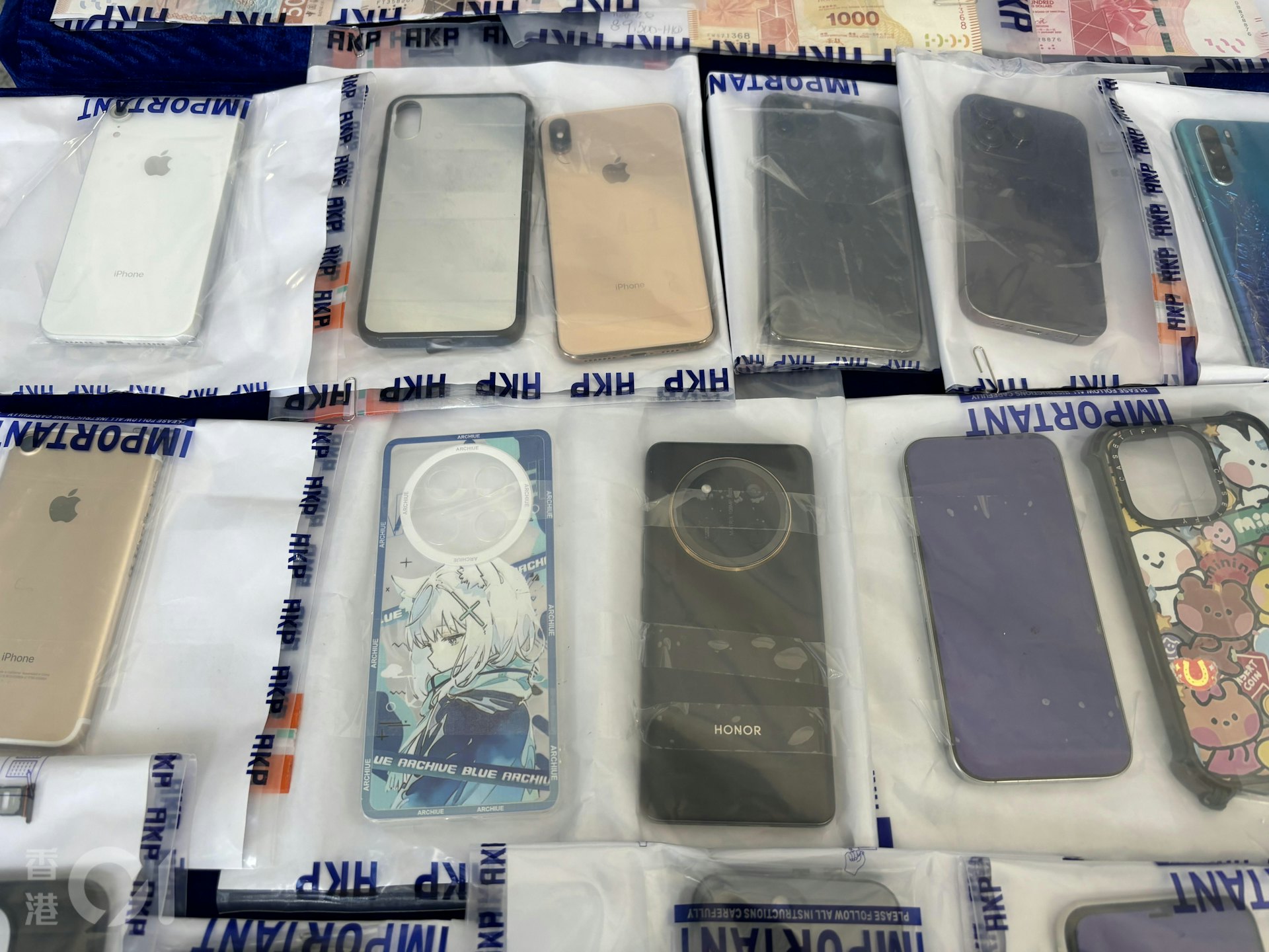 警方搗破一個詐騙洗黑錢集團,拘捕10人。行動中,人員共檢獲17部涉案手提電話、2部電腦、3個路由器等電子儀器,以及43,100元現金。