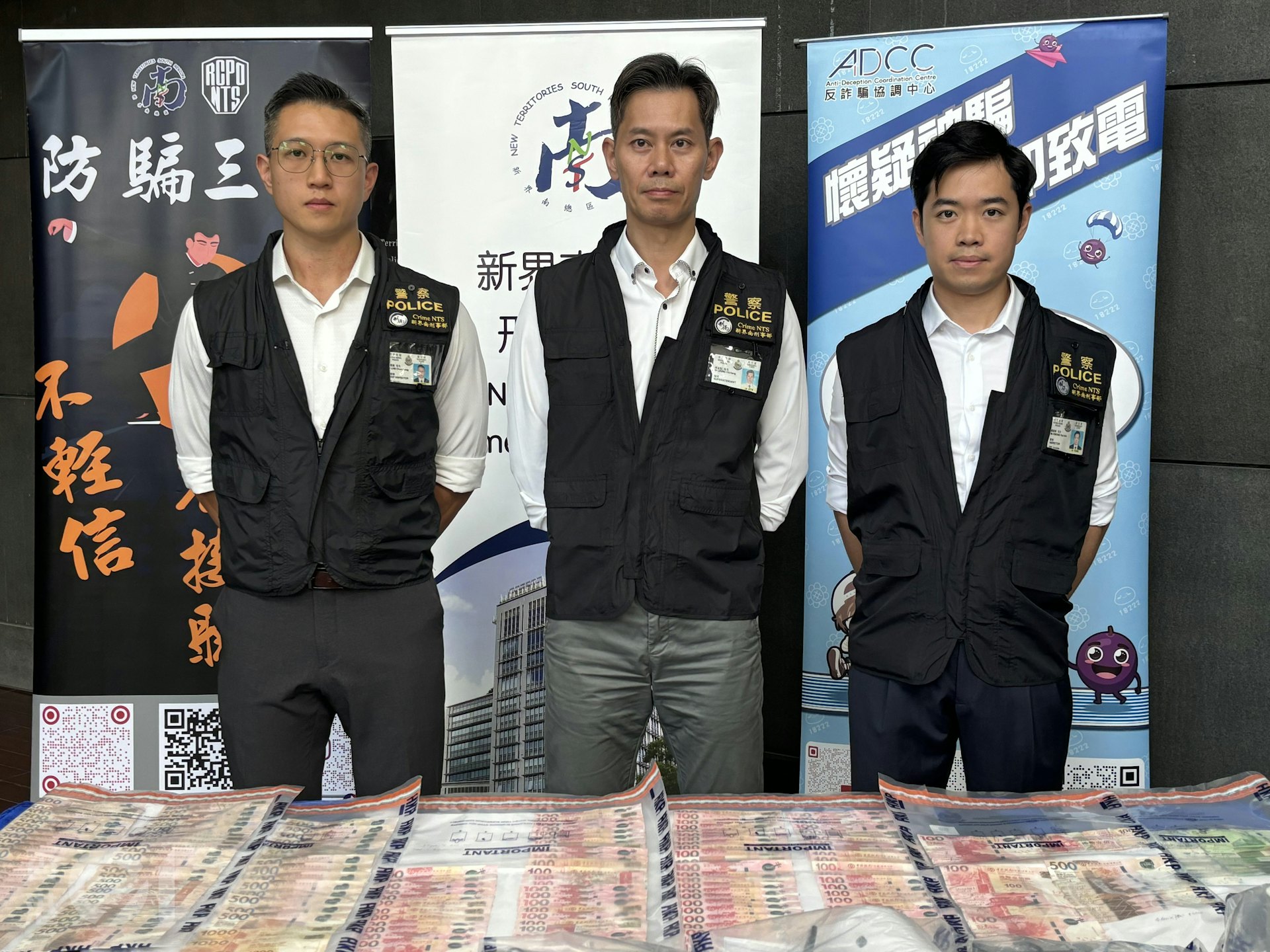 新界南總區科技及財富罪案組警司梁志恆(中)及新界南總區科技及財富罪案組總督察林俊康(左)交代案情。