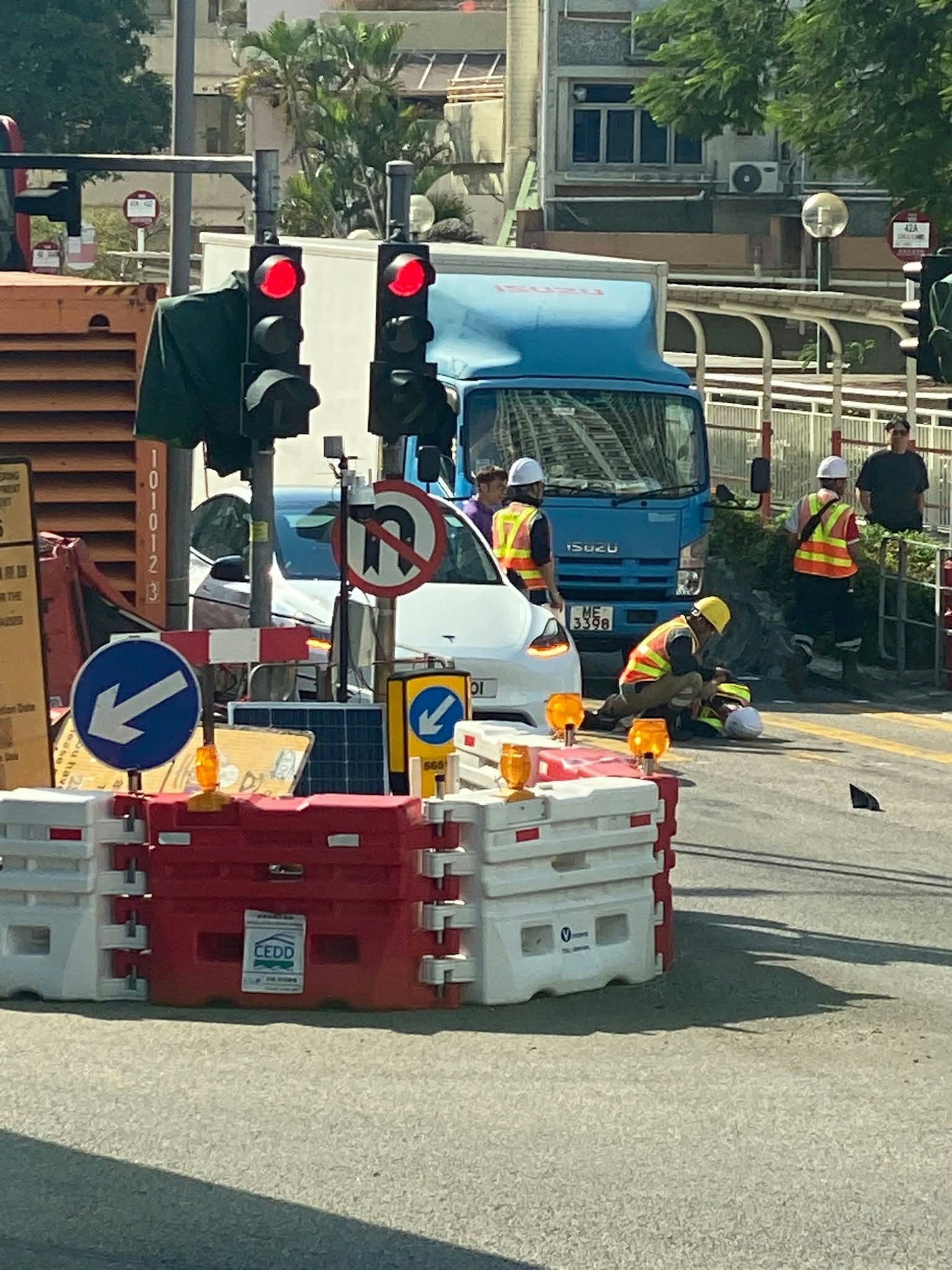 青衣青康路發生車禍 Tesla撞倒男工人頸部受傷送醫 青衣青康路發生車禍 Tesla撞倒男工人頸部受傷送醫