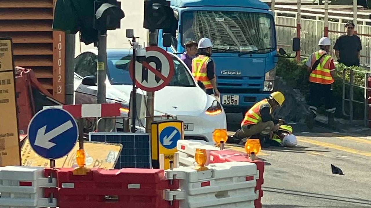 青衣青康路男工人捱Tesla撞倒地 頸痛送院治理