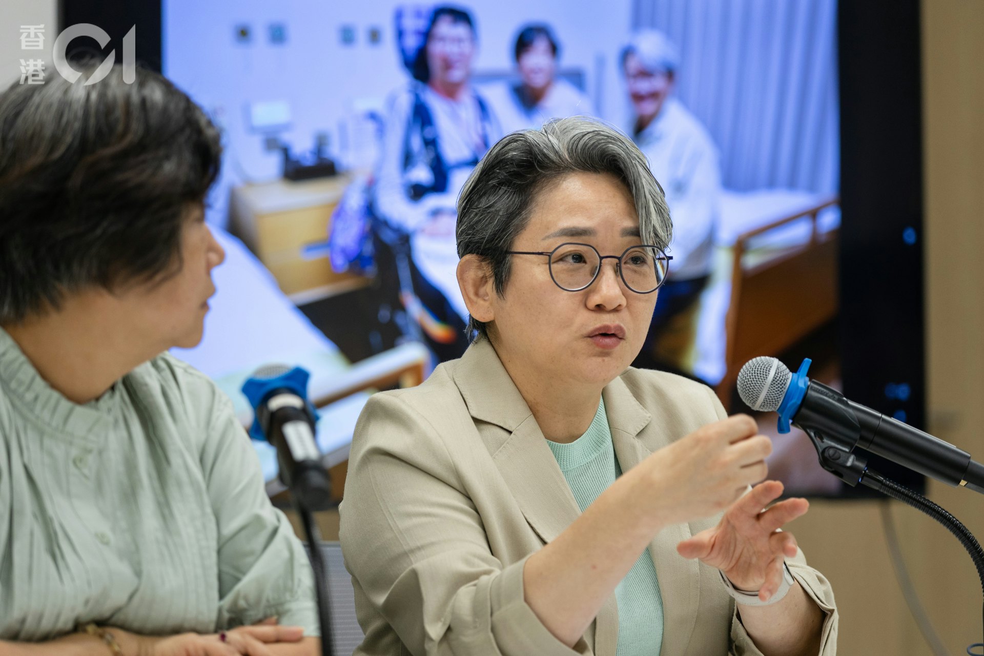 立法會社福界議員陳文宜建議政府利用廣東院舍計劃下的院舍,借用部分名額推出先導計劃,讓需要入住院舍的年長父母及殘疾子女可選出在廣東院舍同住。