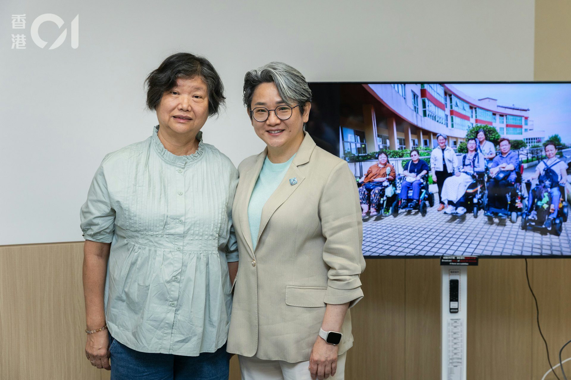 殘疾人士家長Rita(左)近日與立法會社福界議員陳文宜(右)一同提出倡議,希望探討讓長者及殘疾子女於院舍共居的可能。