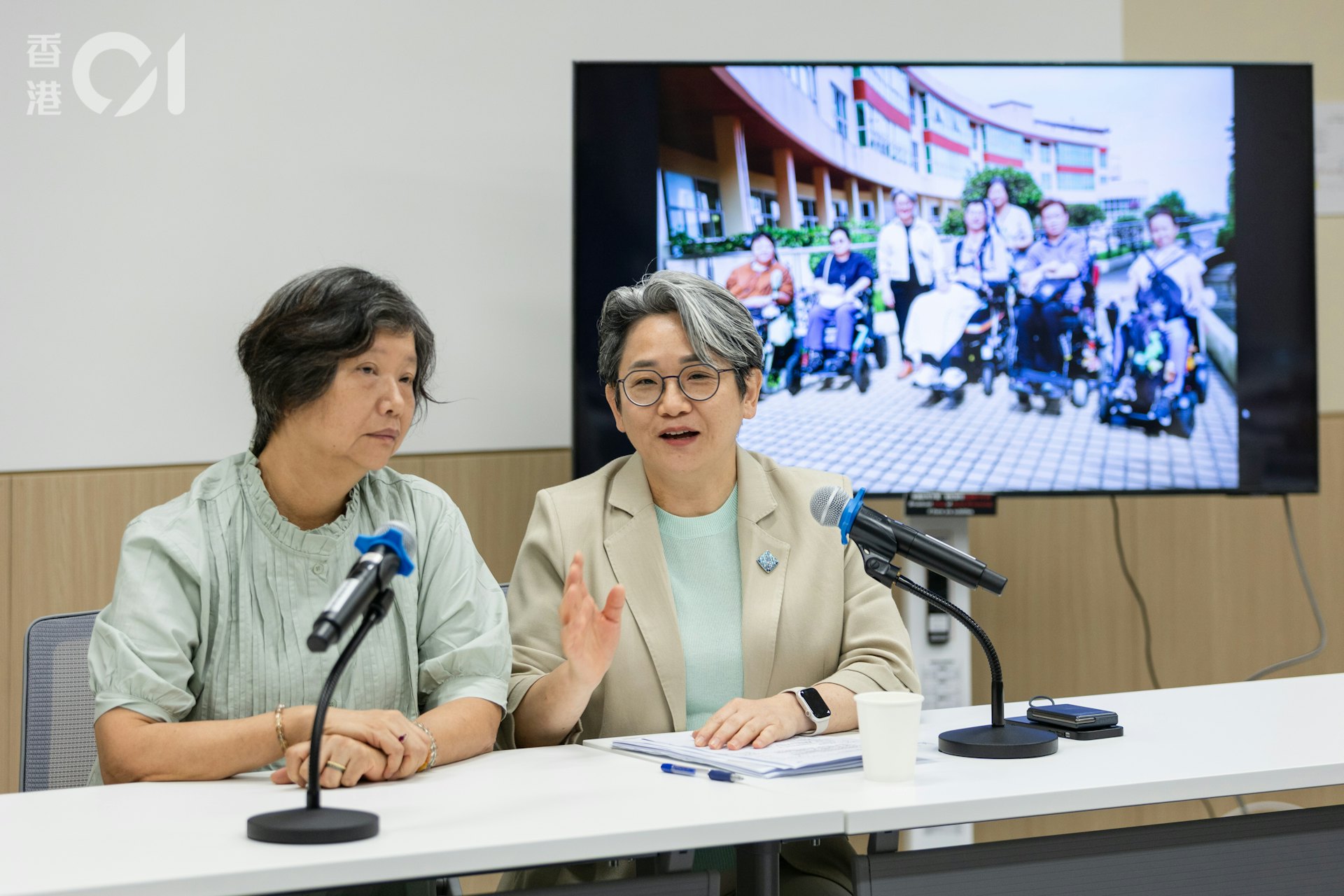 殘疾人士家長Rita(左)近日與立法會社福界議員陳文宜(右)一同提出倡議,希望探討讓長者及殘疾子女於院舍共居的可能。