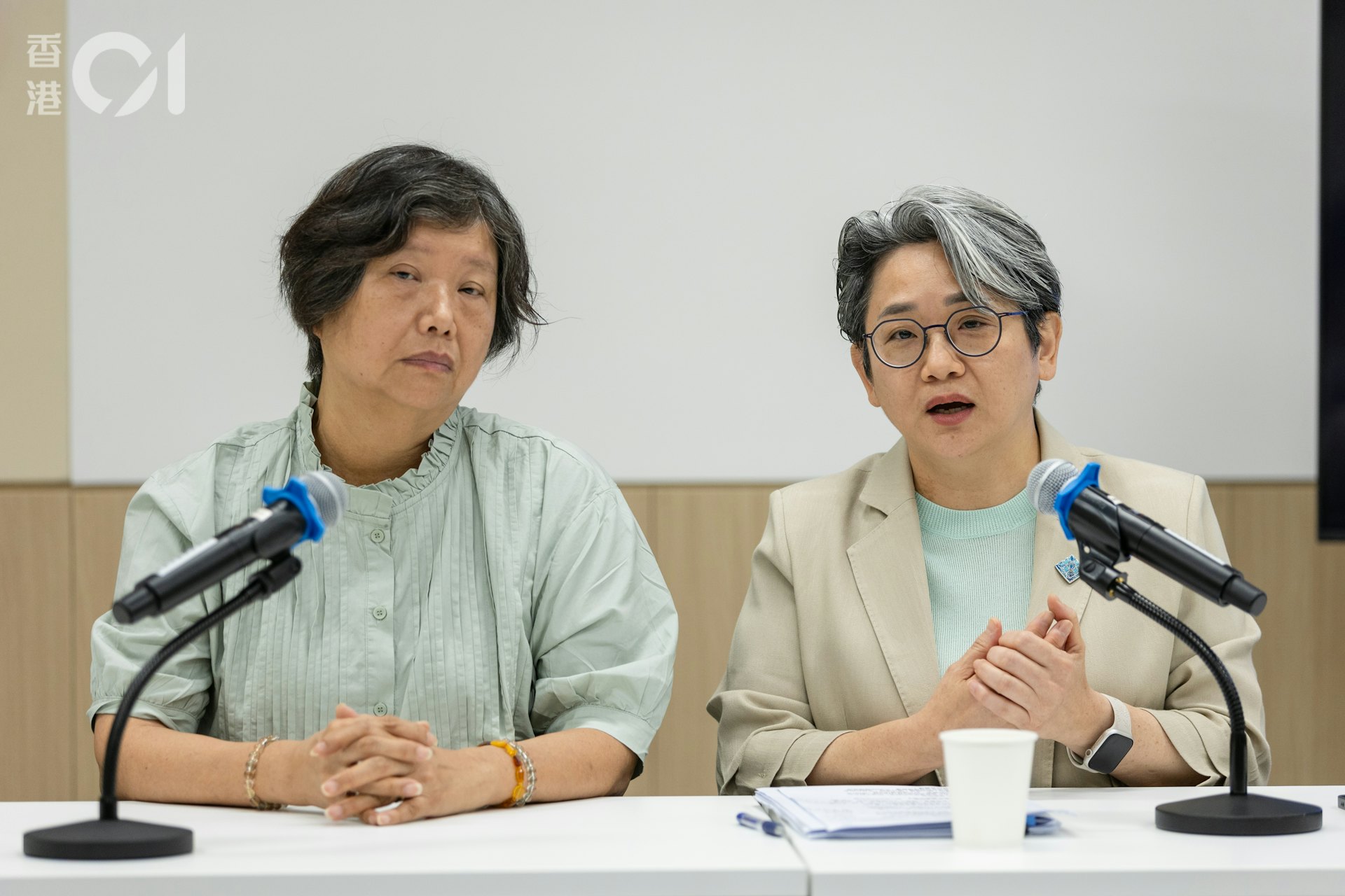 殘疾人士家長Rita(左)近日與立法會社福界議員陳文宜(右)一同提出倡議,希望探討讓長者及殘疾子女於院舍共居的可能。
