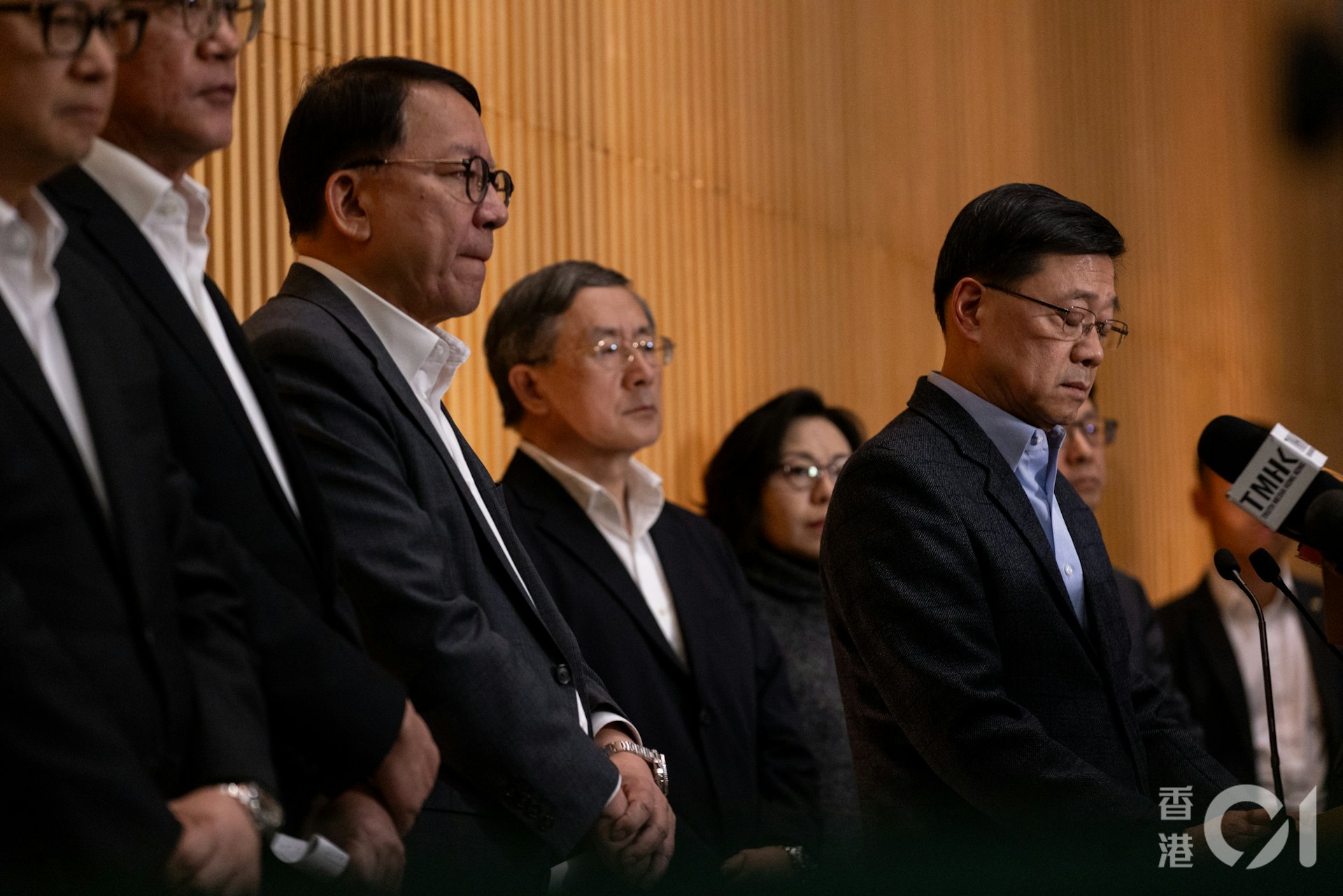 2025年11月27日,行政长官李家超率领多名政府官员会见传媒,当时宏福苑大火尚未救熄。