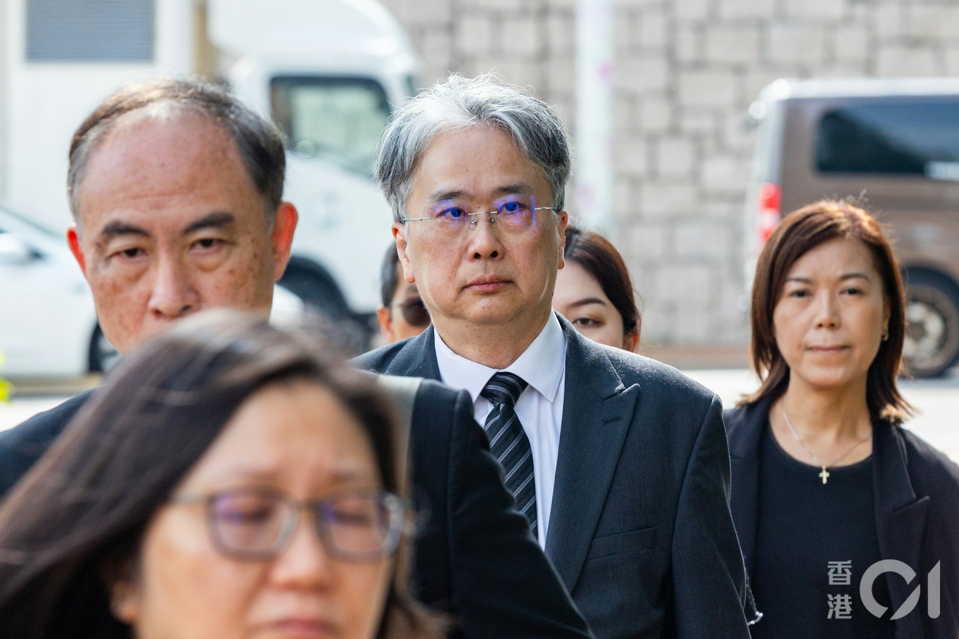 时任房屋局独立审查组(ICU)总监刘辅国(白发者)5月8日出席宏福苑大火独立委员会听证会作供。