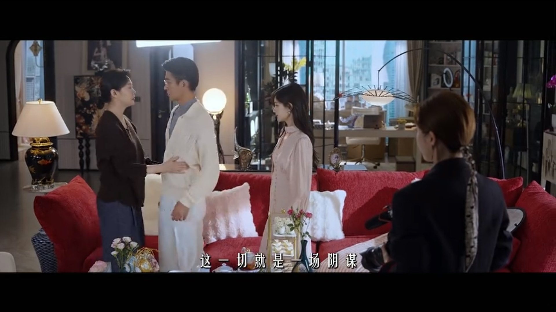 富家女余夢在外人眼中是擁有幸福婚姻與完美事業的「幸運寵兒」,然而在結婚五周年之際,她驚覺丈夫狄立人(喬振宇飾)從結婚第一天起就動機不純。(《美人餘》預告片截圖)