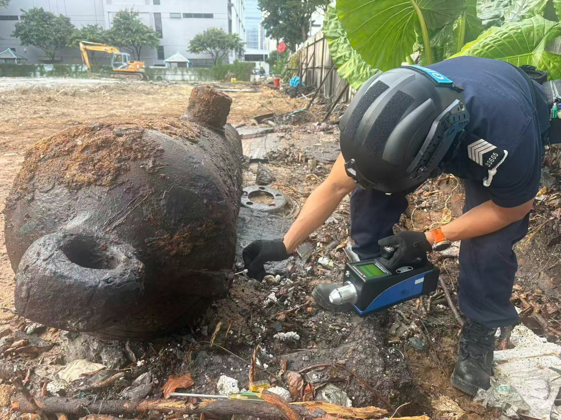 澳門治安警察局爆炸品處理課人員,到場排除炮管的危險。