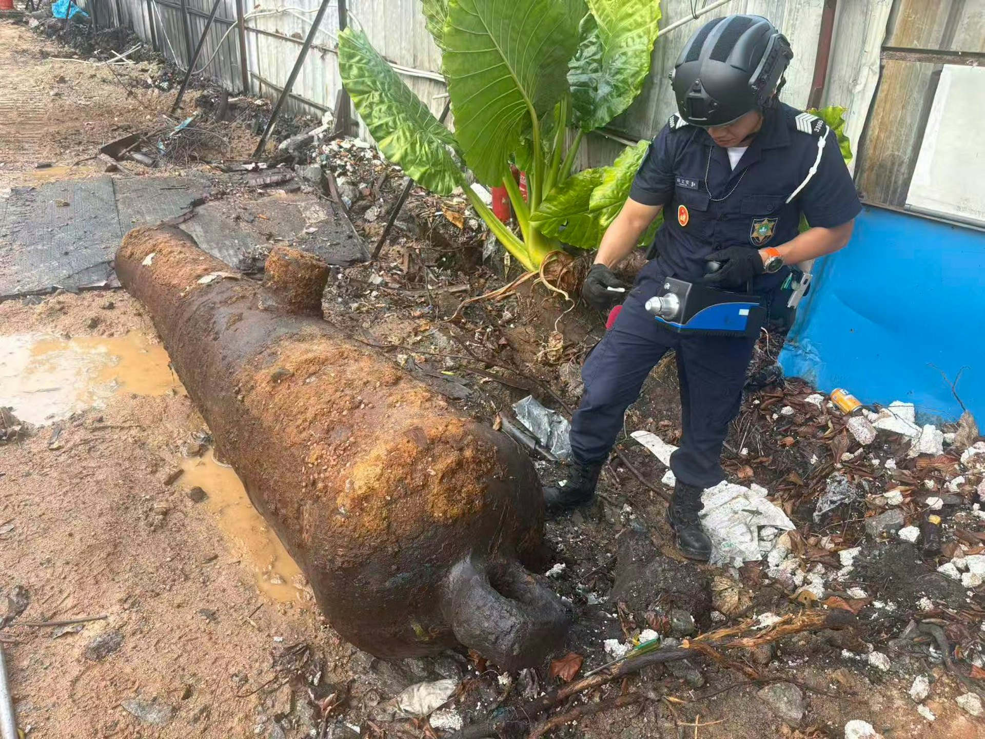 澳門治安警察局爆炸品處理課人員,到場排除炮管的危險。