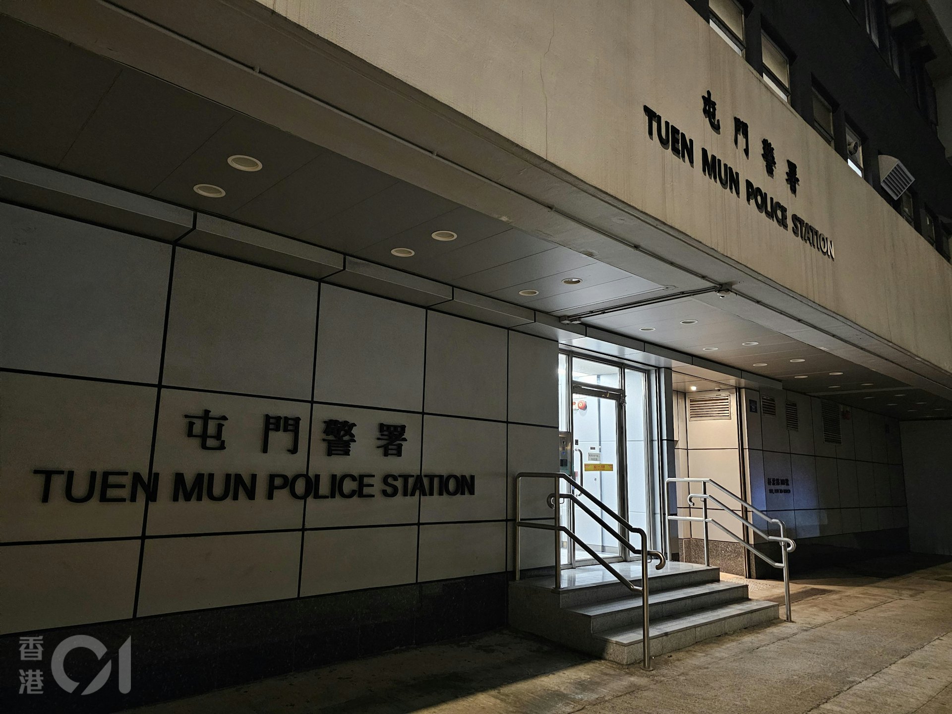 涉案繼父於今日(8日)晚上獲准保釋候查,離開屯門警署。