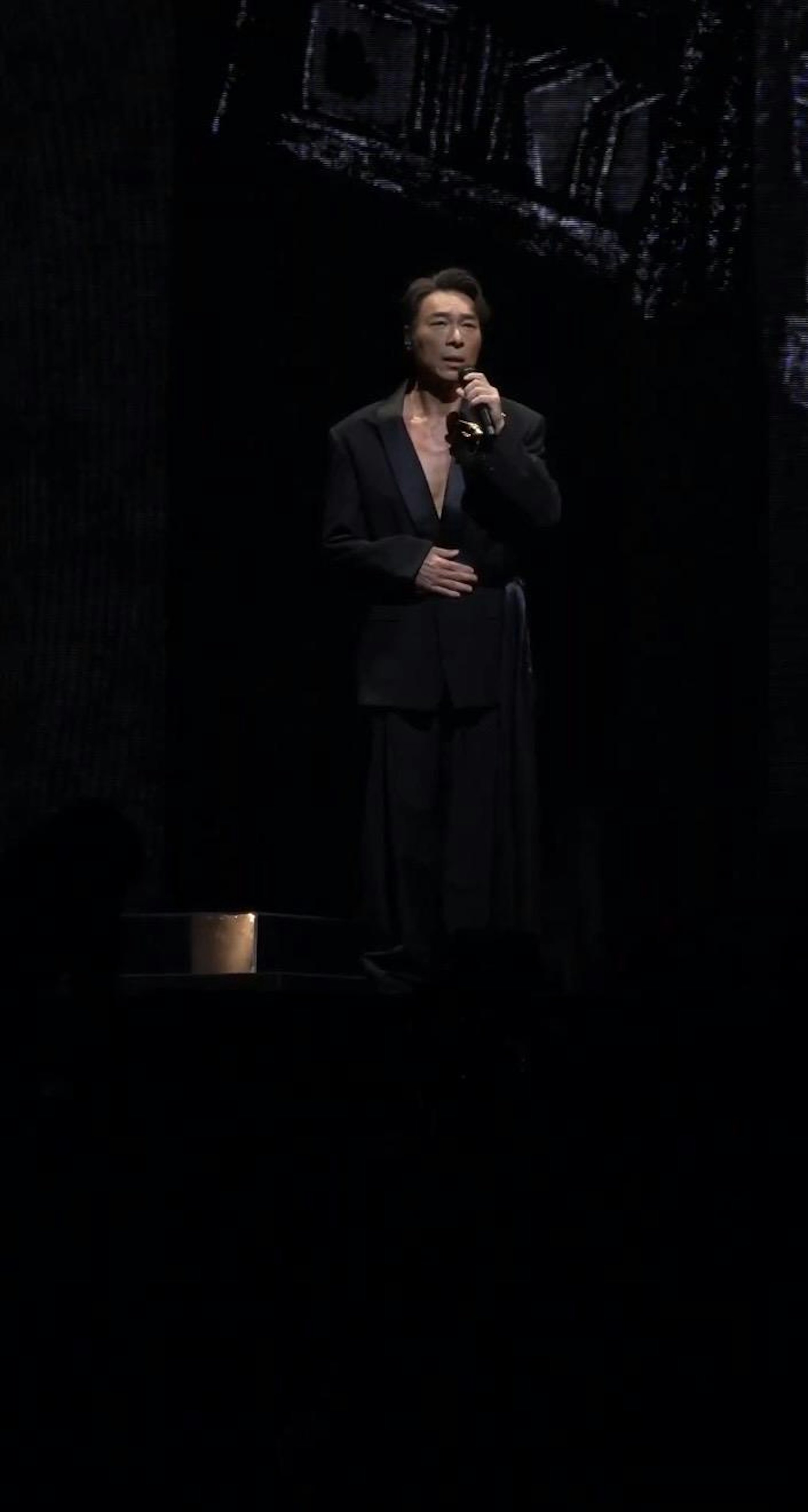 安仔穿西裝深情演唱。