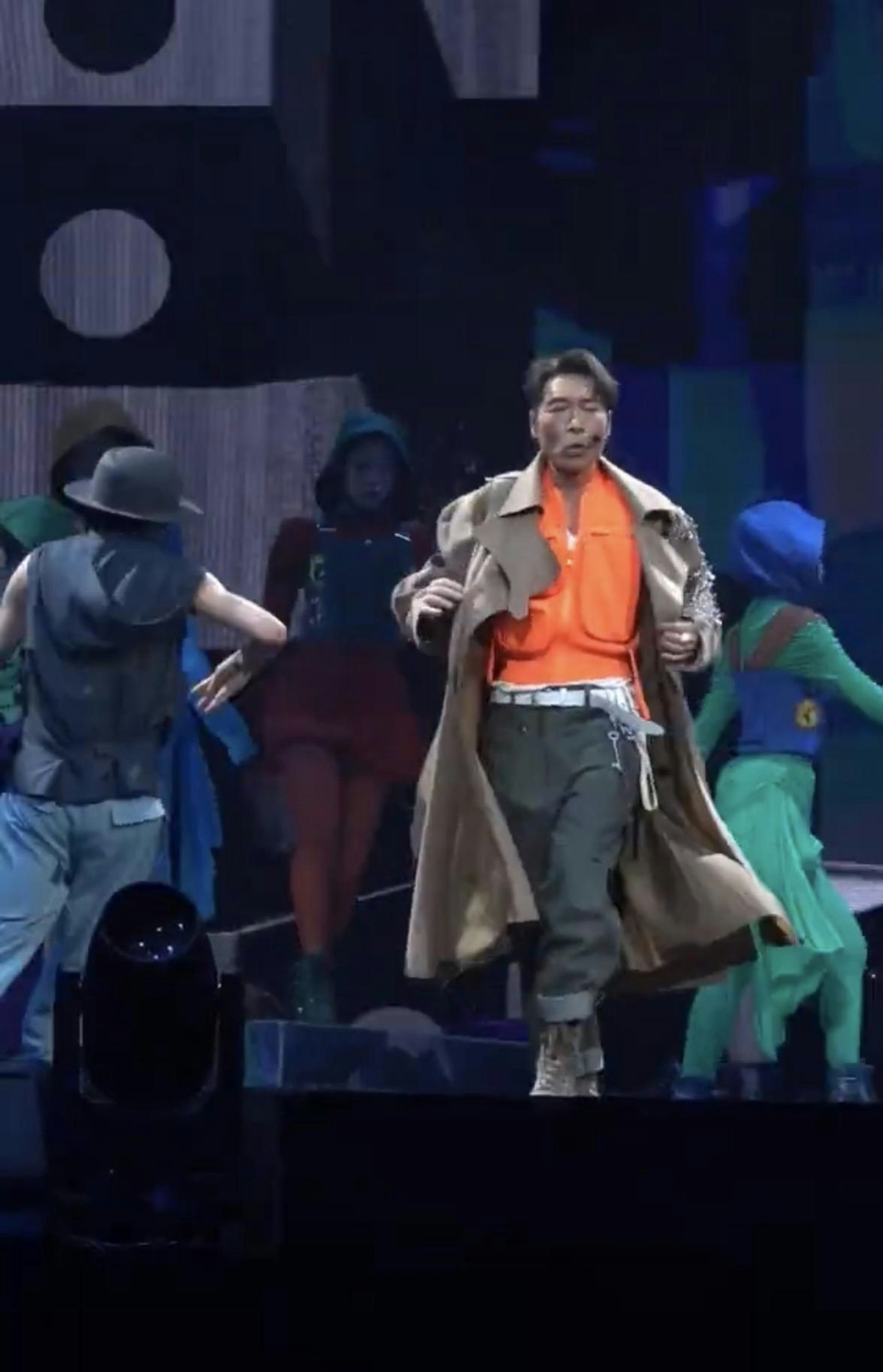 許志安《ON STAGE》演唱會:脫衣秀肌肉,深情演唱引全場共鳴 許志安《ON STAGE》演唱會:脫衣秀肌肉,深情演唱引全場共鳴