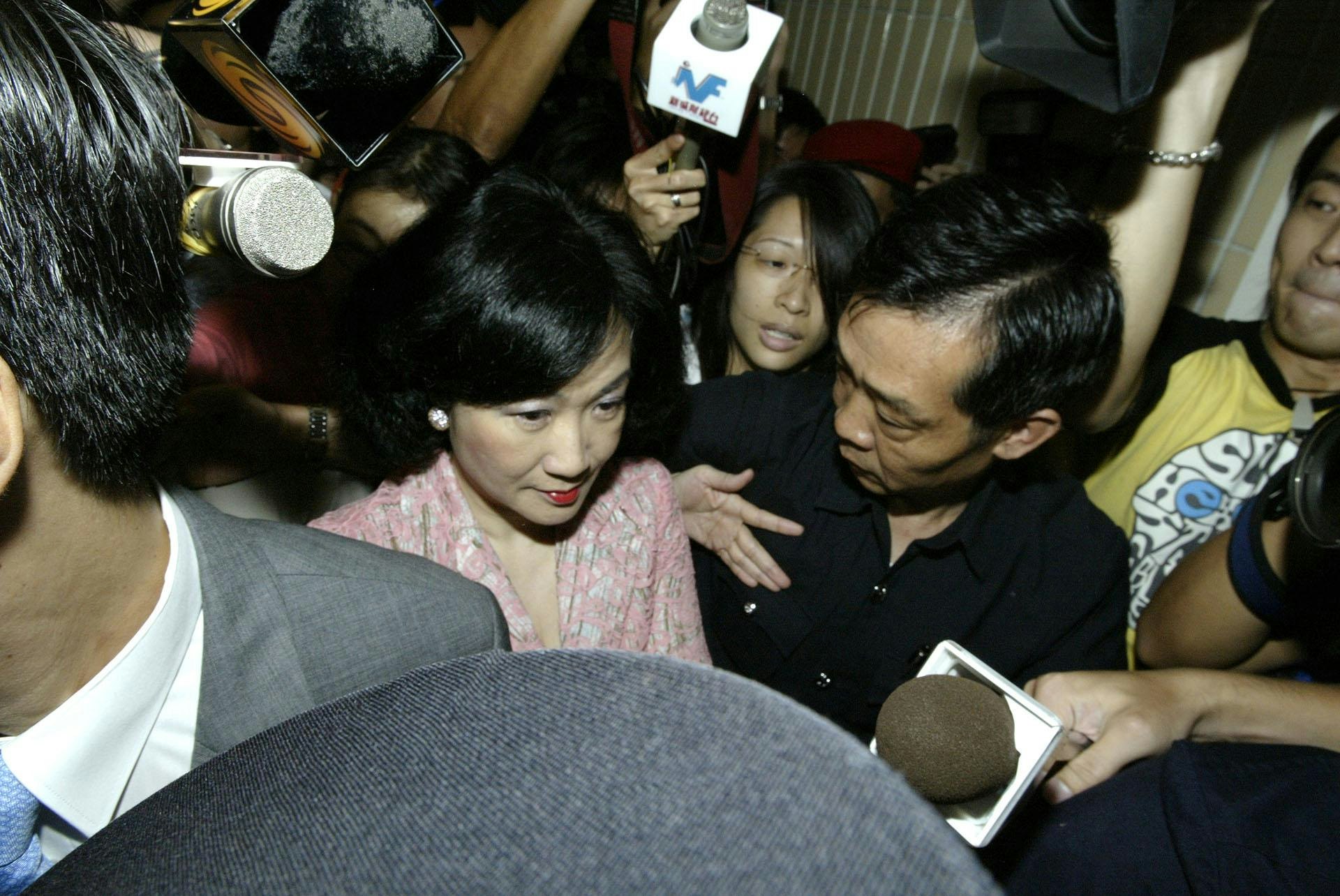 2003年7月16日,政府公布保安局局长叶刘淑仪辞职,7月25日起离职。图为7月17日叶刘淑仪进入政府总部时,被大批记者包围。(SCMP / Getty Images)