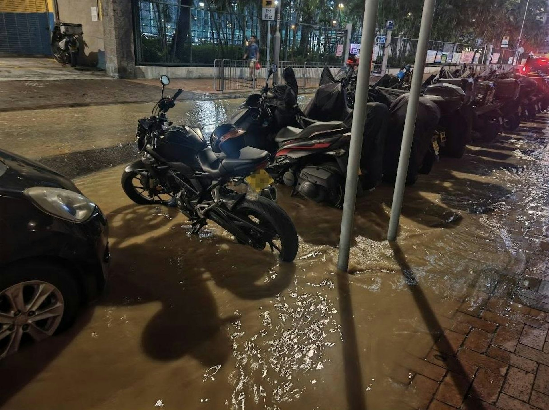 葵芳地底鹹水管爆裂 電單車「骨位」湧出黃泥水 多輛鐵騎遭浸轆 葵芳地底鹹水管爆裂 電單車「骨位」湧出黃泥水 多輛鐵騎遭浸轆