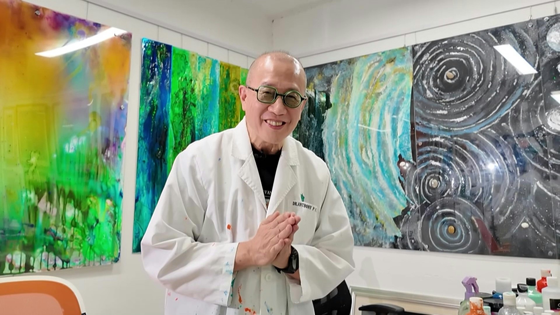嚴醫生一句「施主」,幽默作結。