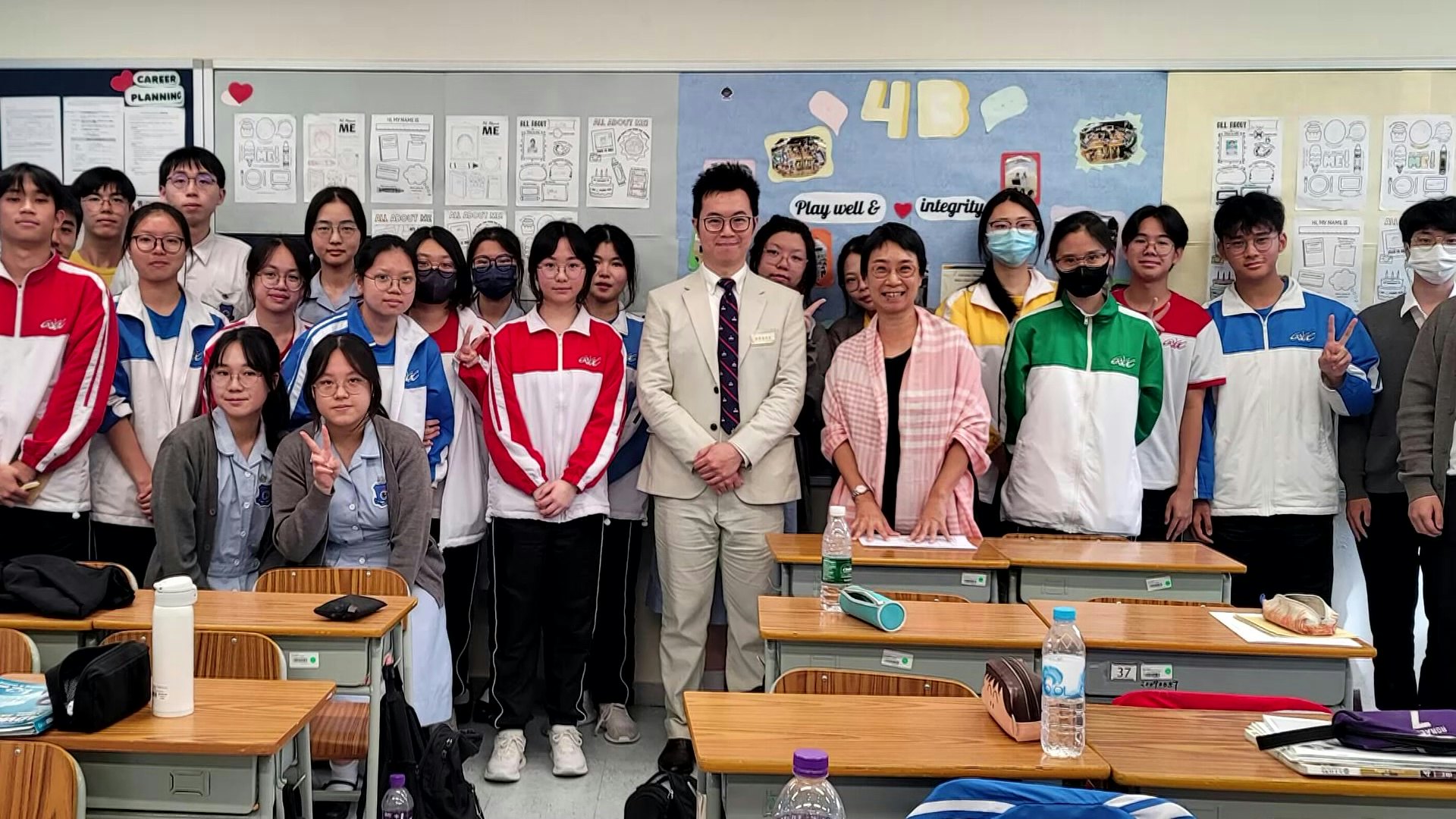 遠遠亦有大方談及當年轉校風波,佢話依家有Keep住返母校講座分享。