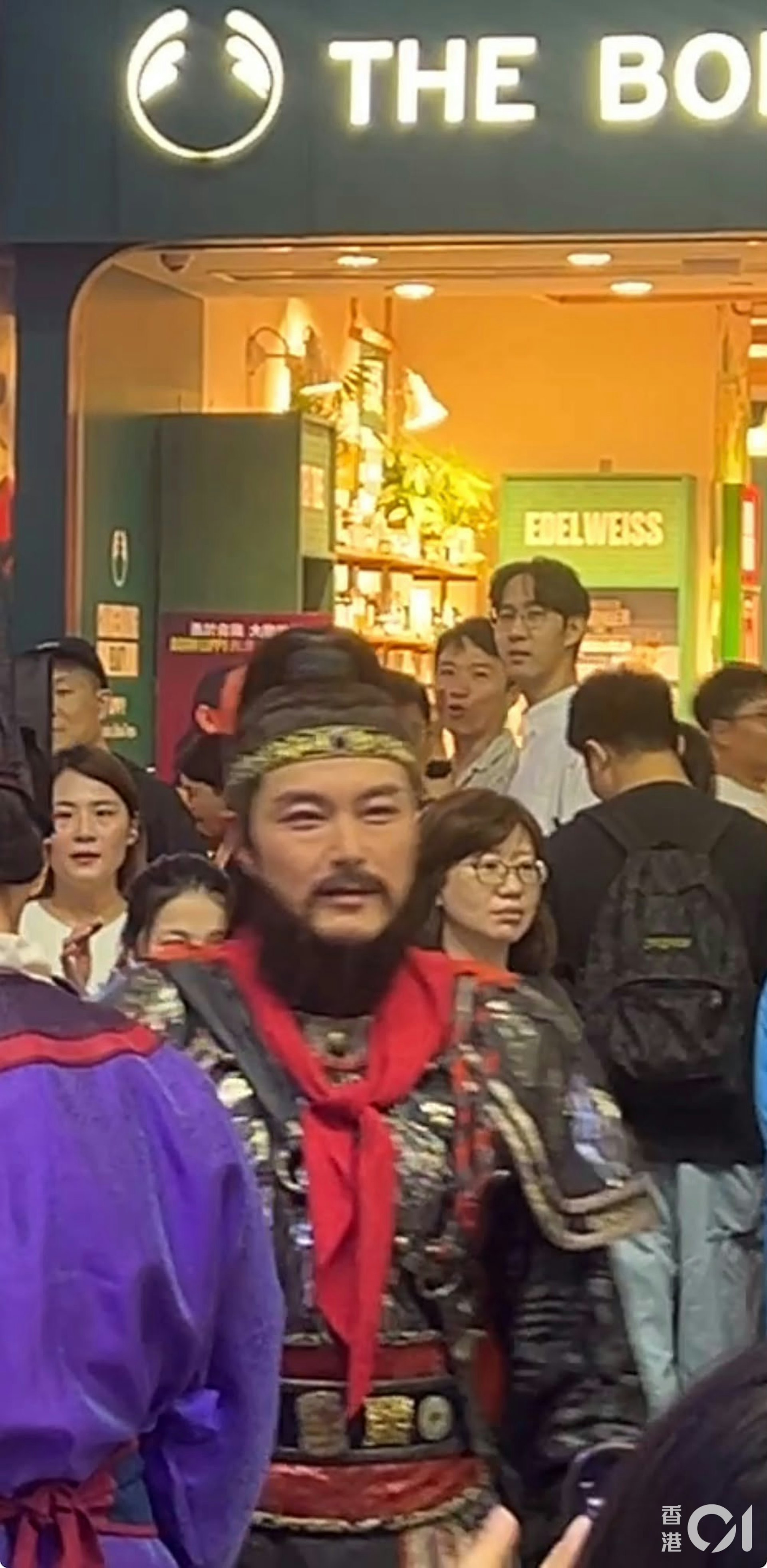 蕭正楠貼假鬚仔仔唔認得。