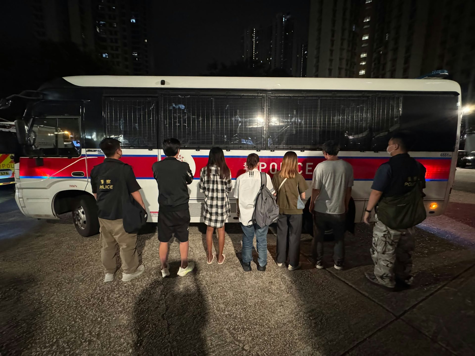 警方拘捕5人。
