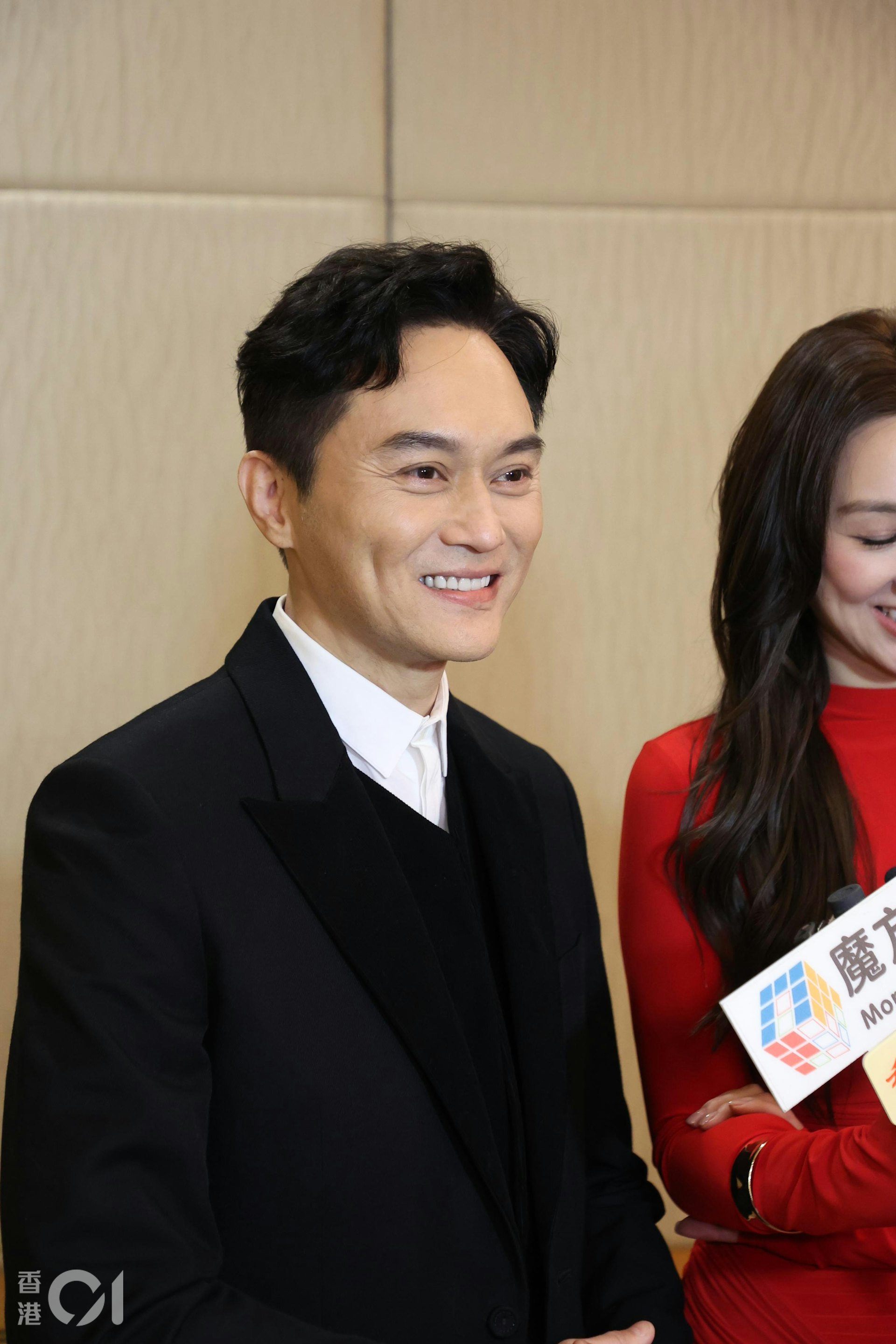Chilam透露老婆袁詠儀(靚靚)有探班:「佢都係從好專業嘅角度雞蛋裏挑骨頭,你呢度係咪可以咁樣?唔係喎,大佬。話『你呢度點解對腳擘咁大呀?』好細緻㗎,會有呢個咁嘅討論。」