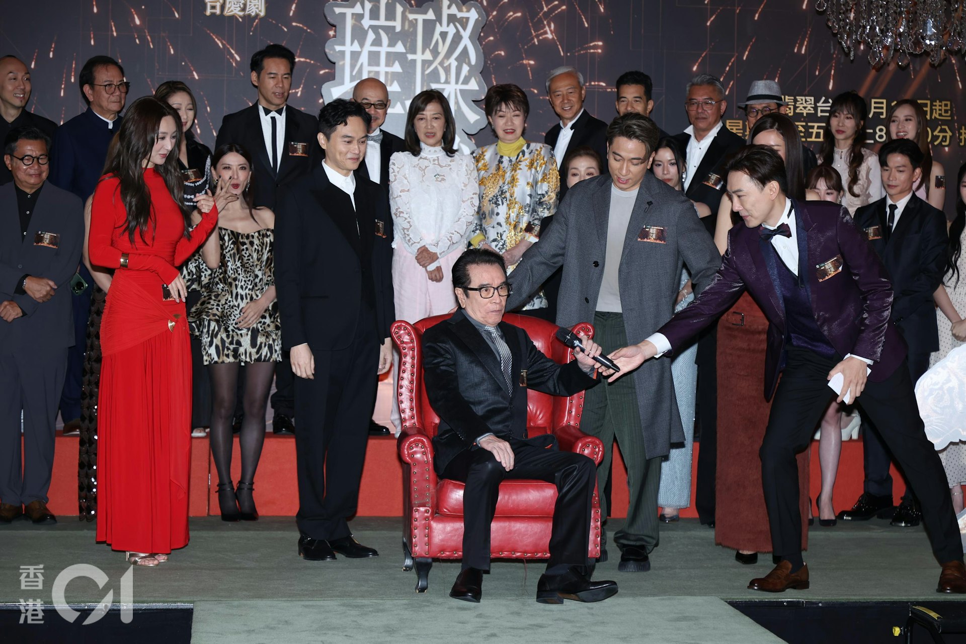 讓寶座畀John哥姜大衛