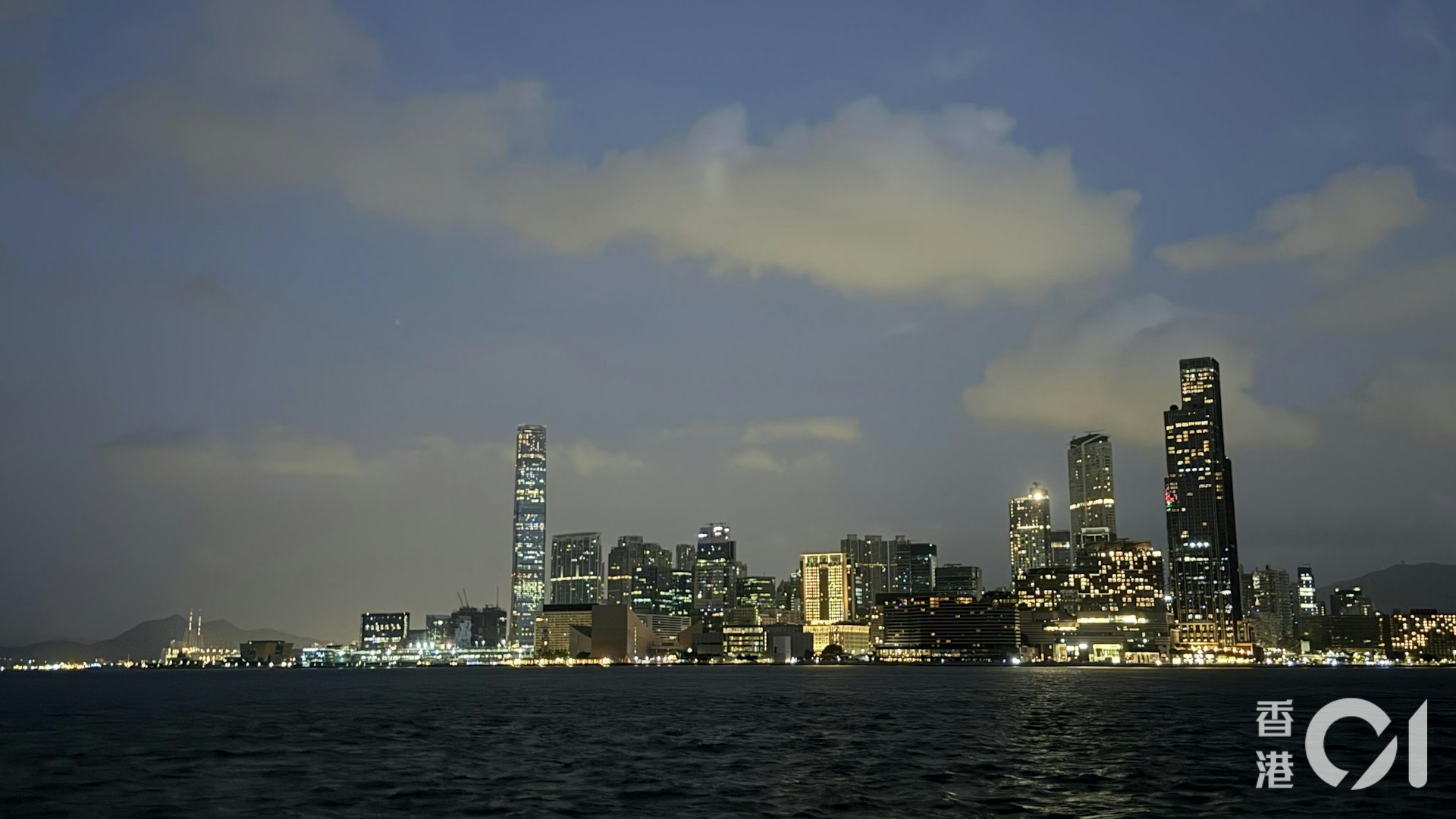 天文台指出,今日(9日)初時部分時間多雲,日間大致天晴及乾燥,市區最高氣溫約30度,新界再高一兩度,最高紫外線指數大約是8,強度屬於甚高。