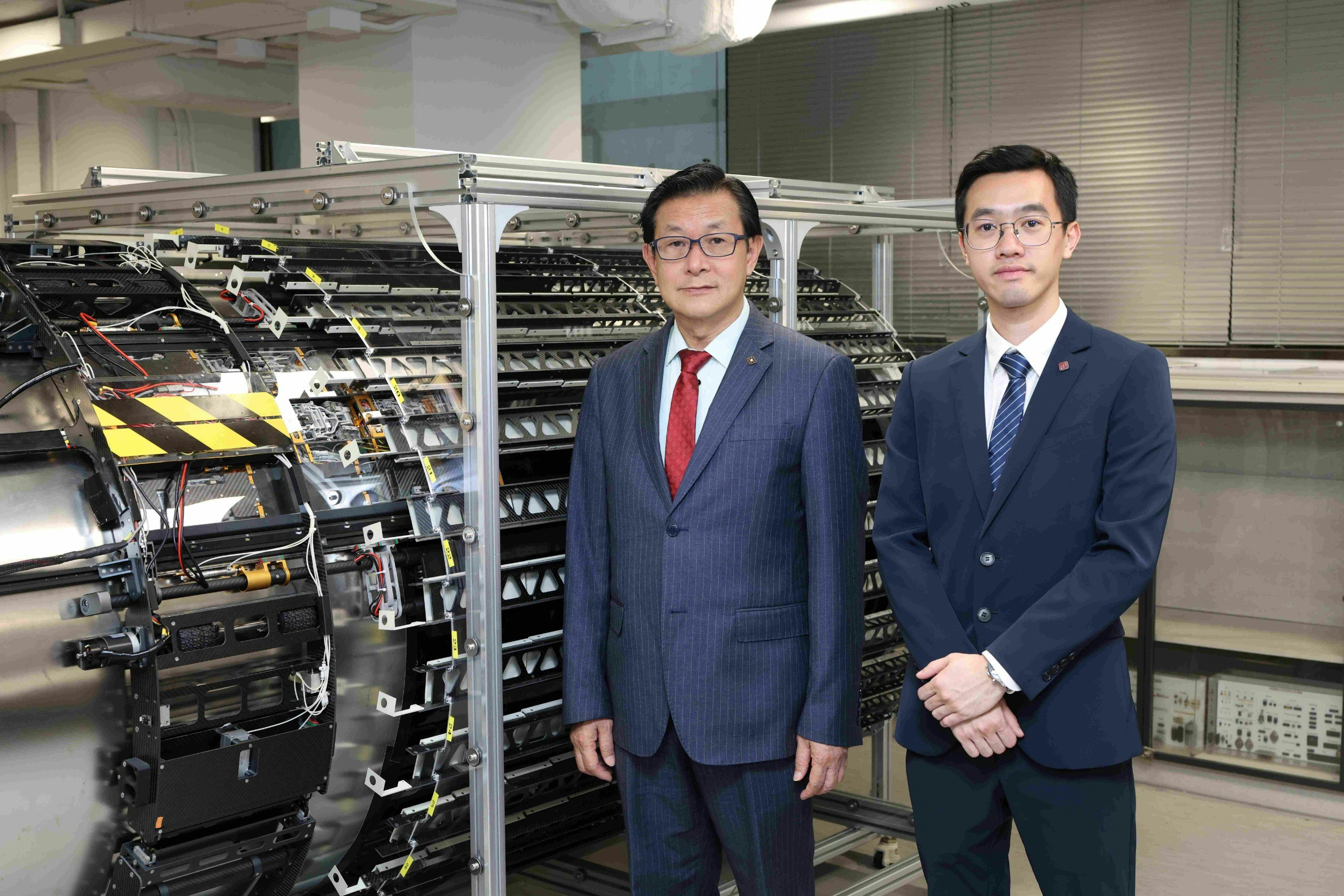 梁銘方(右)對機械人設計與組裝有濃厚興趣,因此一年級時已加入由理大電機及電子工程學系光電子講座教授譚華耀(左)創立的工程創業學會。