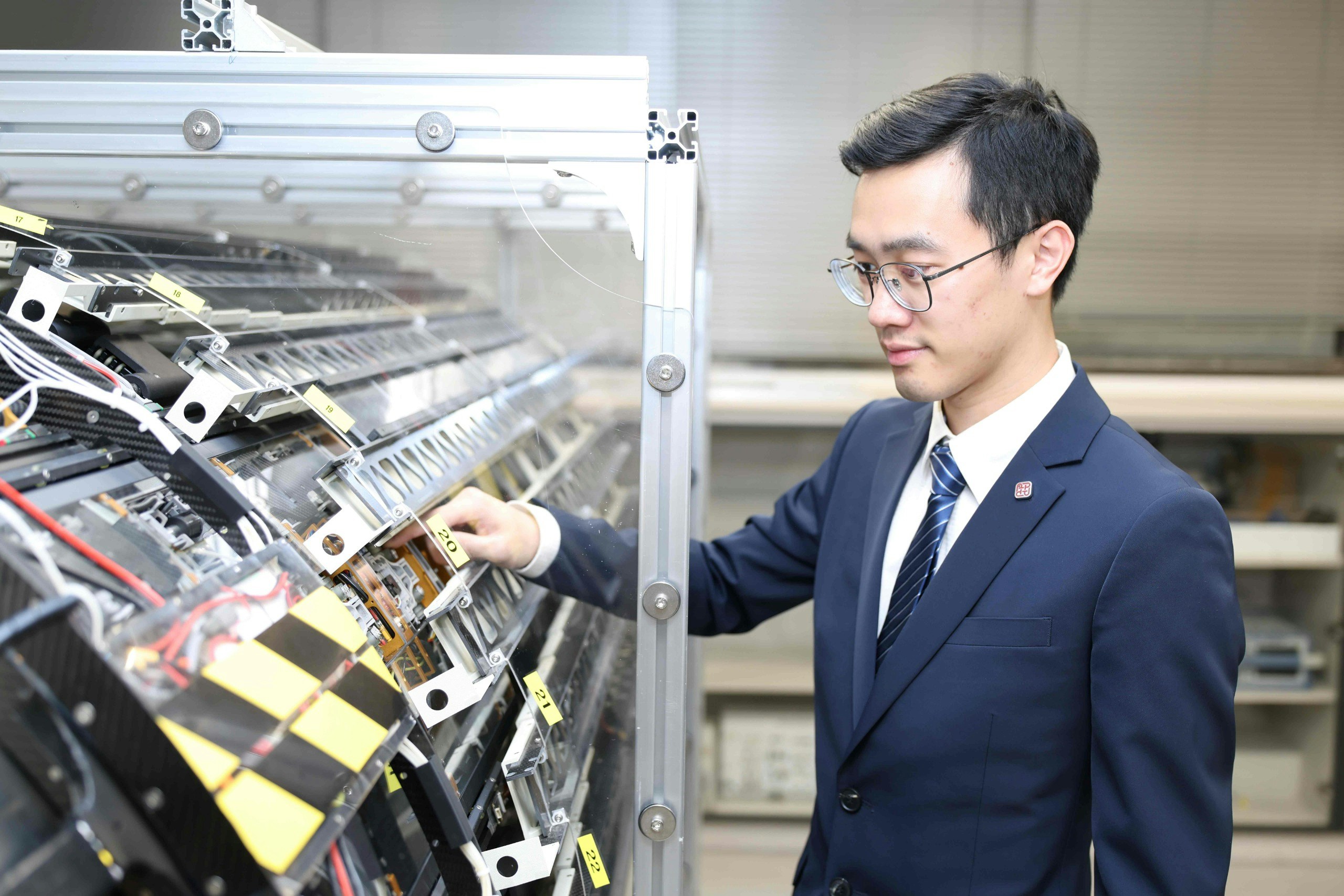 梁銘方參與發電機檢測機械人項目,從實際維修需要出發,與團隊研發可應用於發電設施的方案。