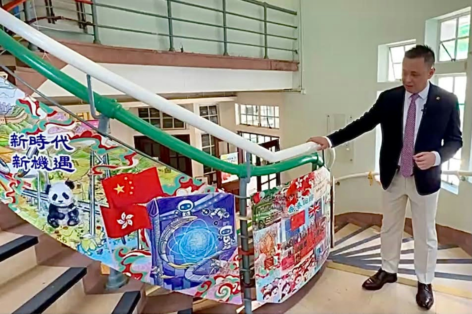 般咸道官立小學「中國歷史長廊」於10月8日揭幕,由立法會議員、香港教育工作者聯會副會長鄧飛主禮及主持專題講座。