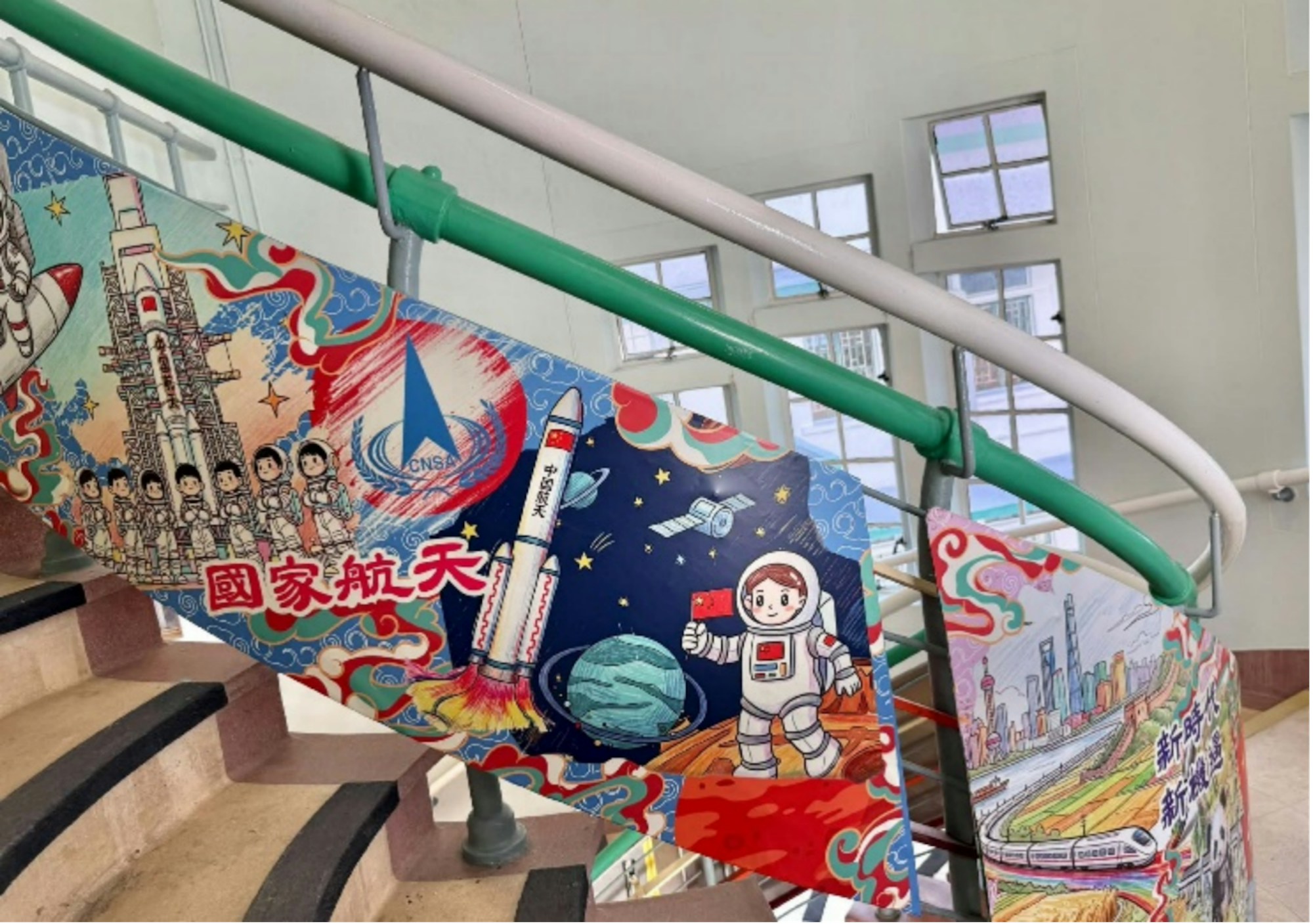 般咸道官立小學將校內標誌性的旋轉樓梯空間打造成「中國歷史長廊」,展出大量學生與家長共同創作的歷史文化作品,體現文化傳承「始於日常生活、源於家庭薰陶」的理念,讓學生認識國家歷史與香港發展的關係。