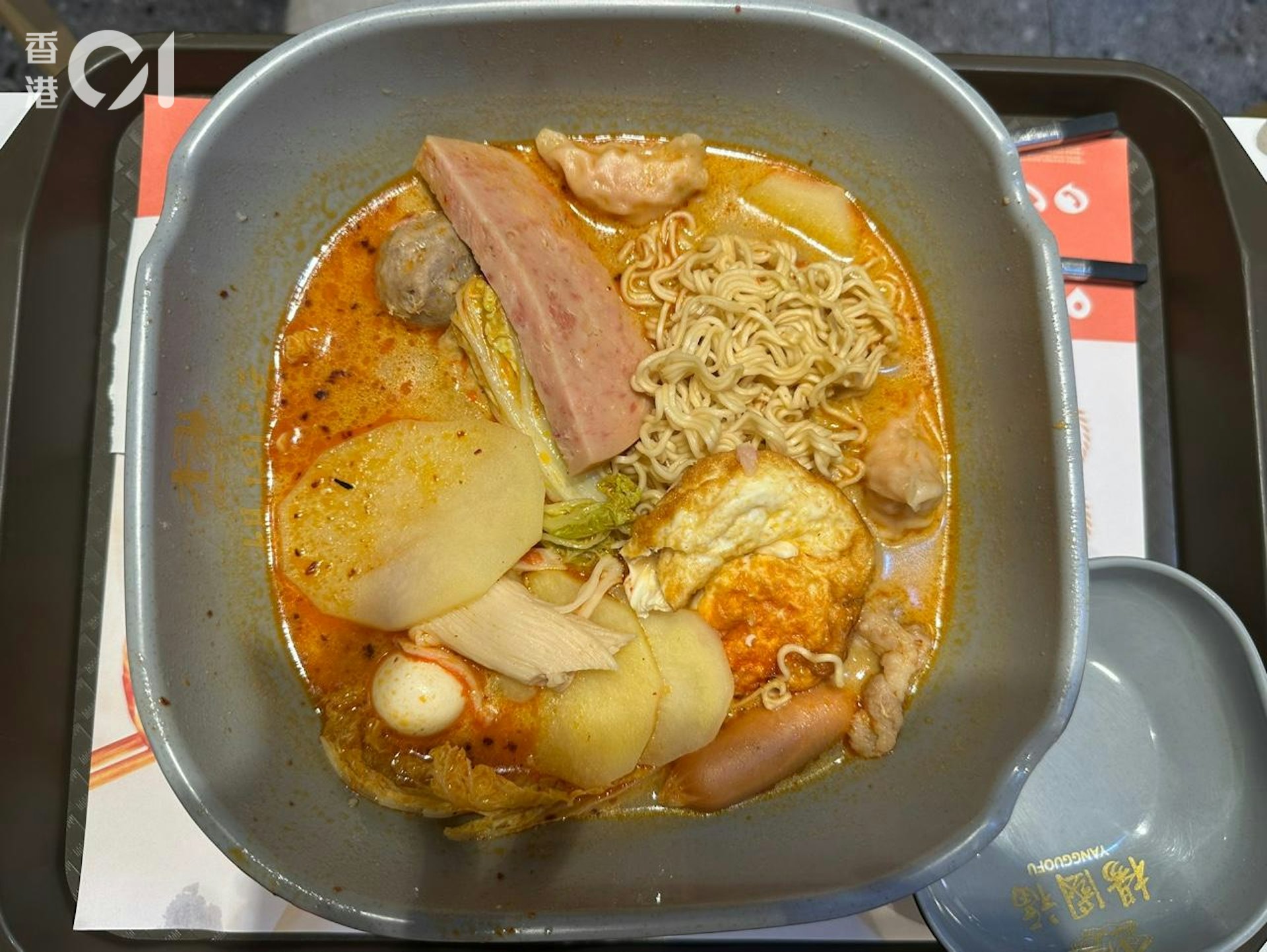 記者實測楊國福麻辣燙中環分店,要吃到正常夠飽的份量,結帳達到百元一碗。