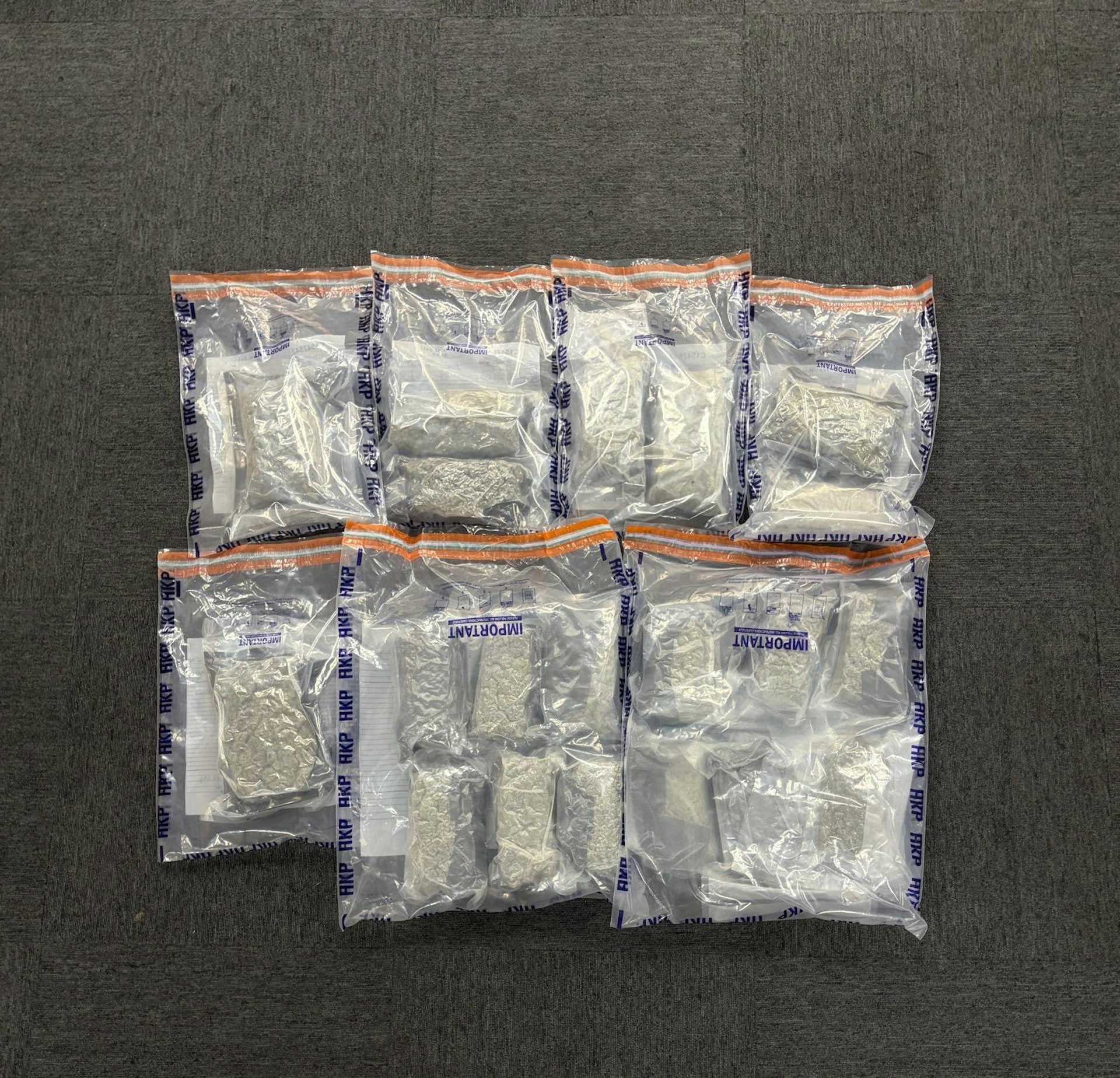 九龍城住宅與酒店突擊掃毒行動:檢獲5公斤大麻花,3名嫌疑人涉販運危險藥物 九龍城住宅與酒店突擊掃毒行動:檢獲5公斤大麻花,3名嫌疑人涉販運危險藥物