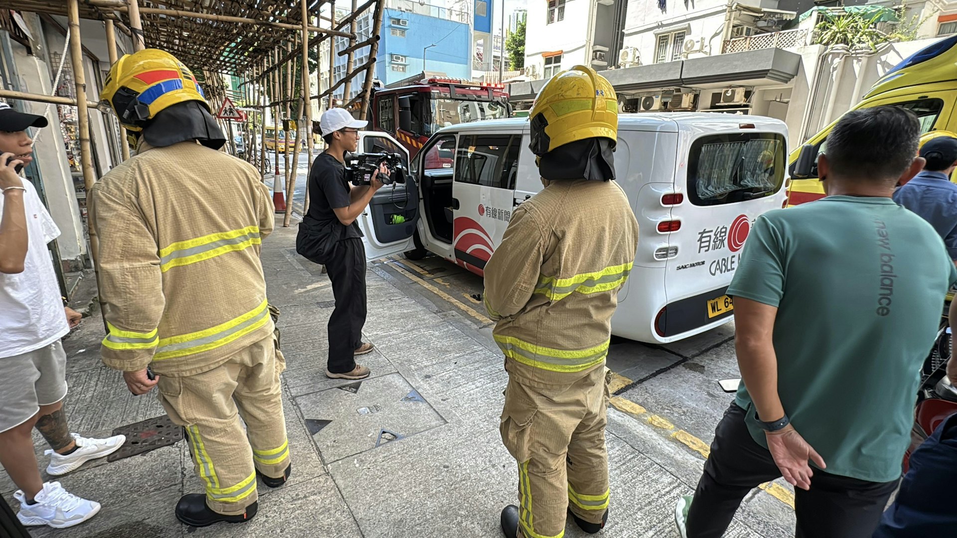 有線新聞採訪車內的叉電器着火。