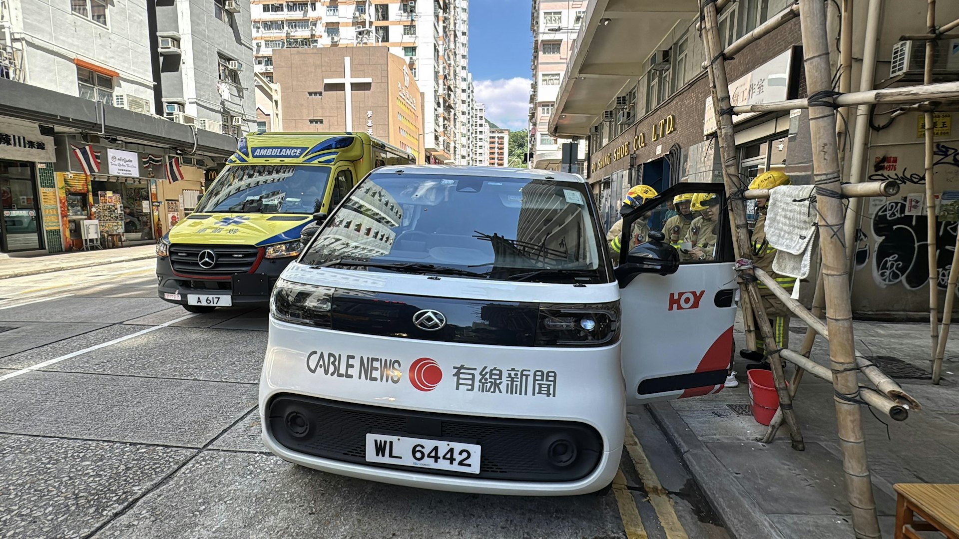 有线新闻采访车上的「尿袋」起火。