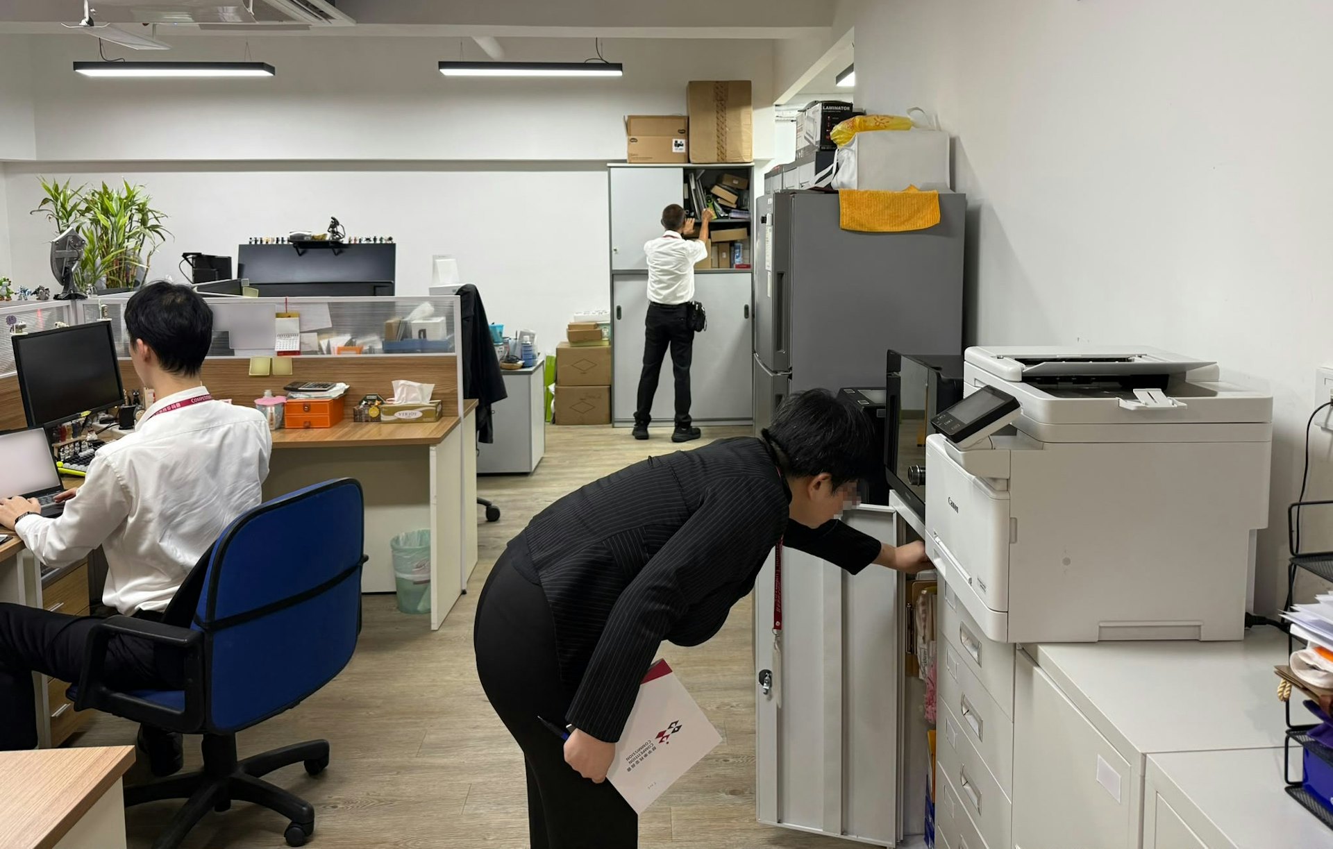 競爭事務委員會10月9日公布在10月8日展開執法行動,搜查了11個處所,包括多間資訊科技服務及設備供應商及其他涉案公司的辦公室,以及涉案人士的住所。