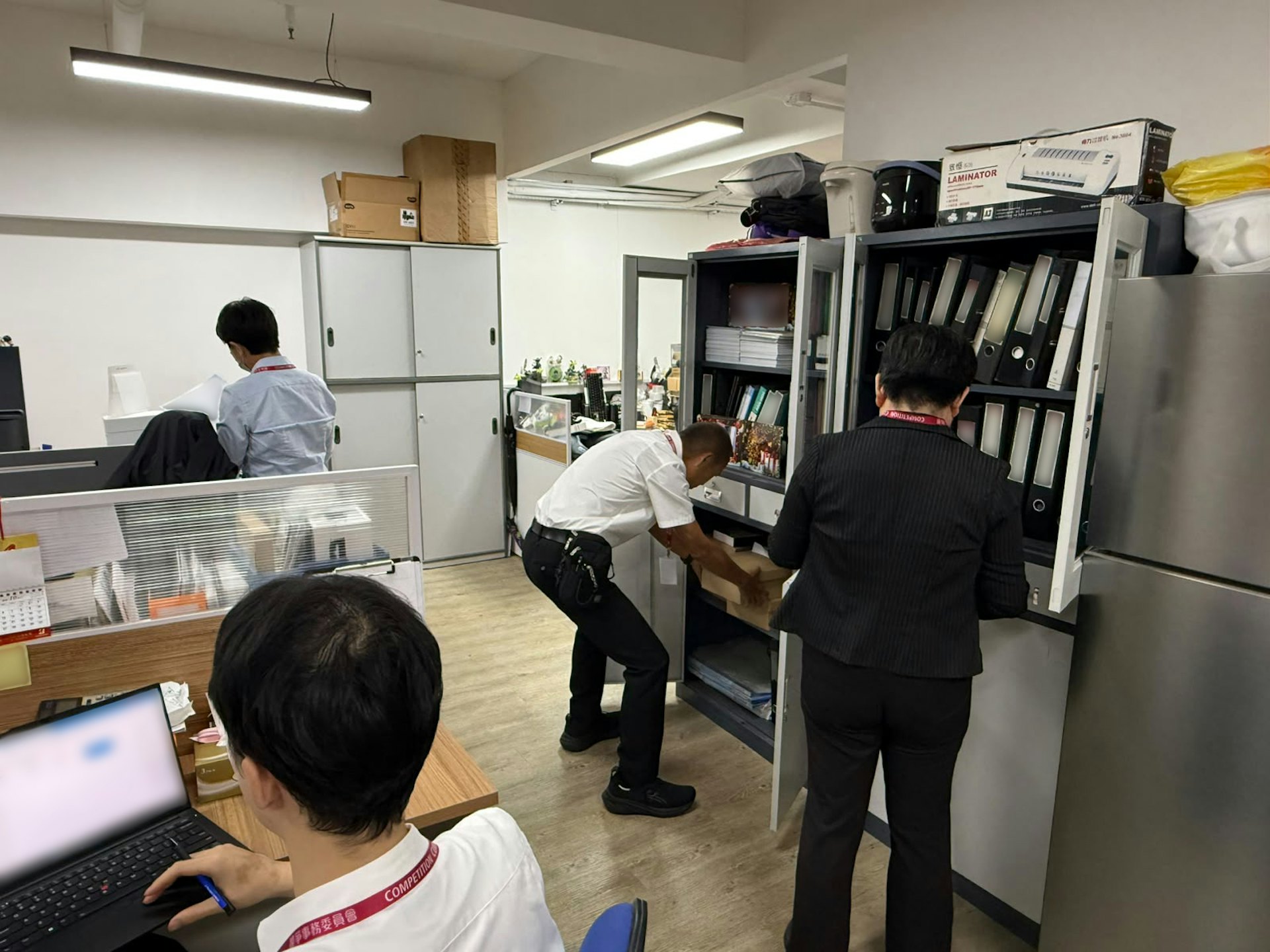 競爭事務委員會10月8日展開執法行動,搜查了11個處所,包括多間資訊科技服務及設備供應商及其他涉案公司的辦公室,以及涉案人士的住所。
