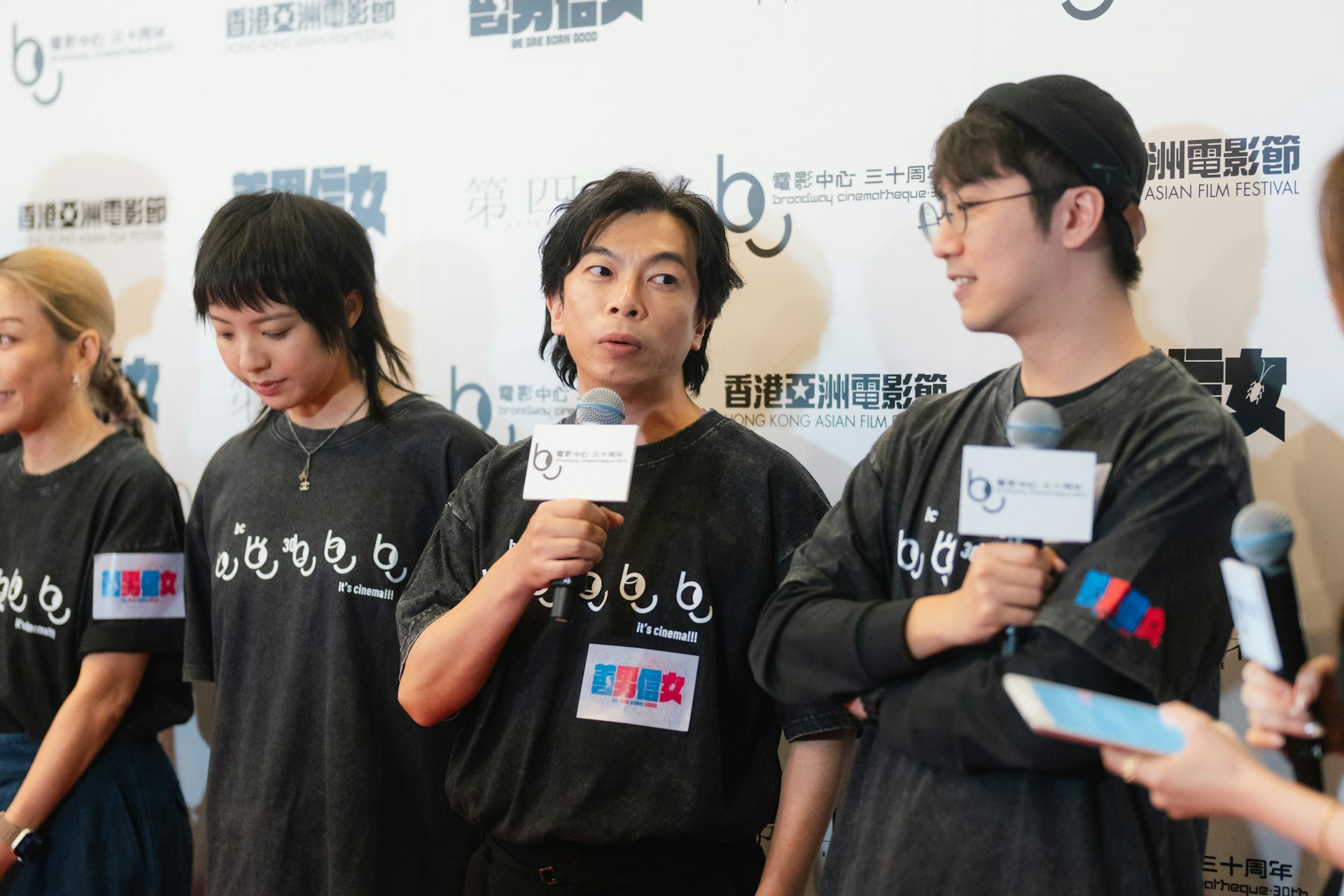 首獲金馬男主提名的楊偉倫,被問到可想定穿什麼戰衣?身邊的彭秀慧則推介他以戲中伙記look行紅地氈,而他聞言後也覺是不錯選擇。
