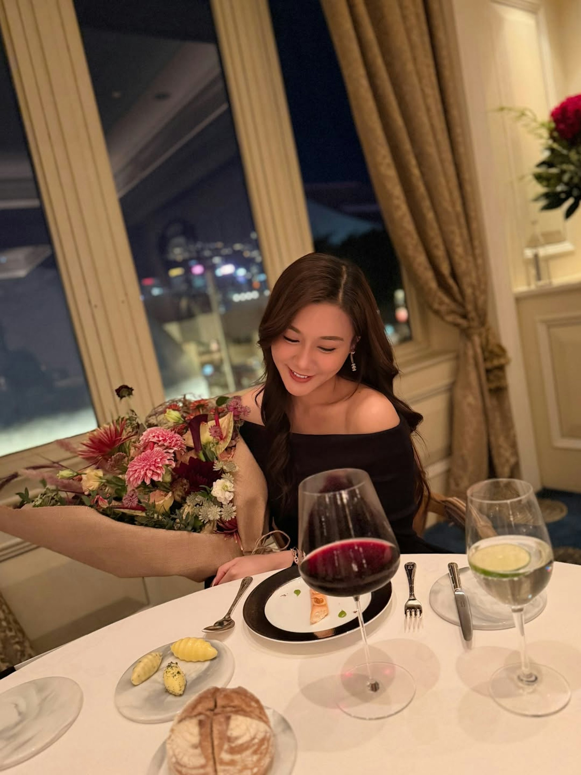 與老公甜蜜撐枱腳。(IG@eunicechanszeyan)