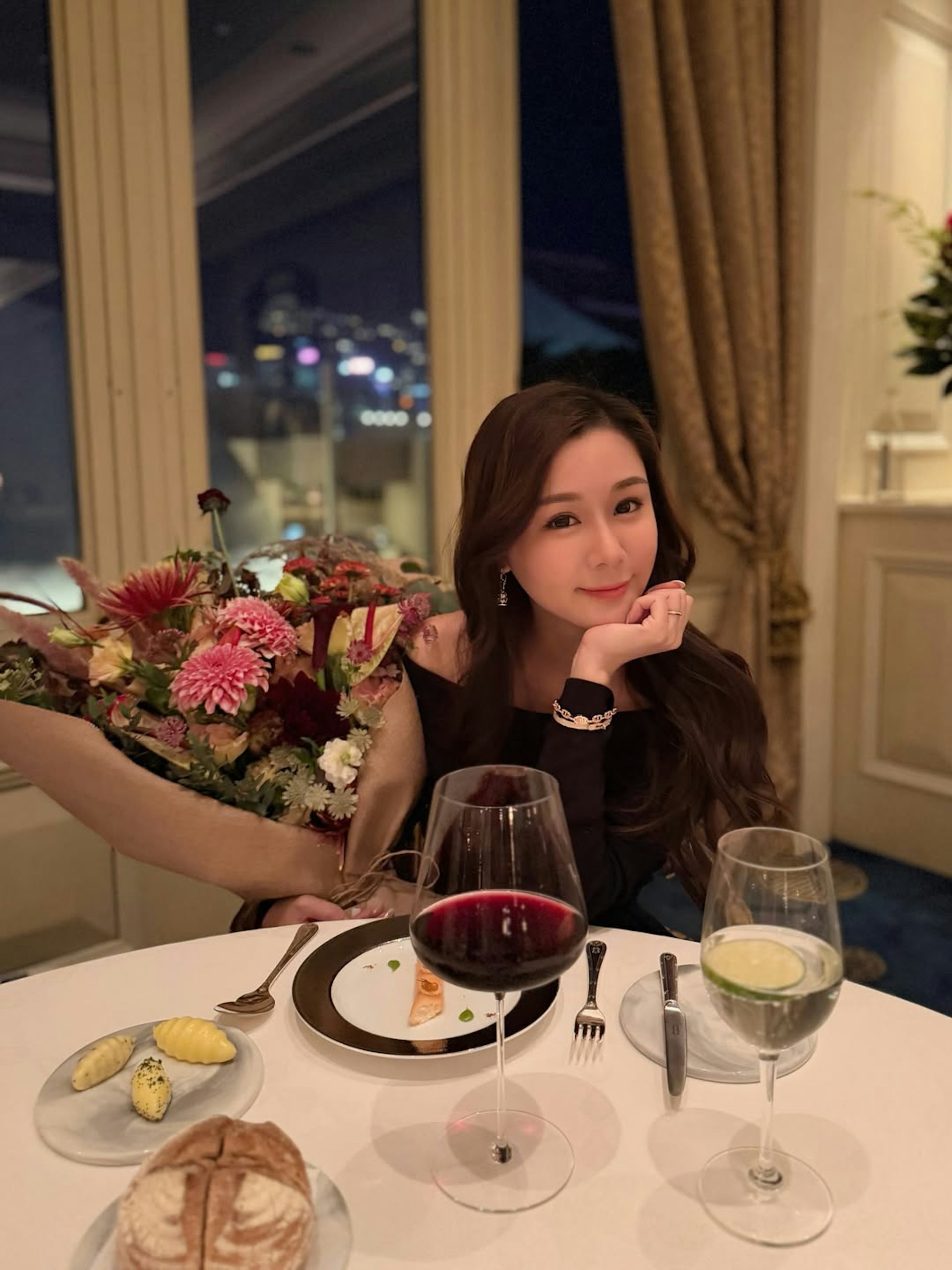 收老公送的巨型鮮花。(IG@eunicechanszeyan)
