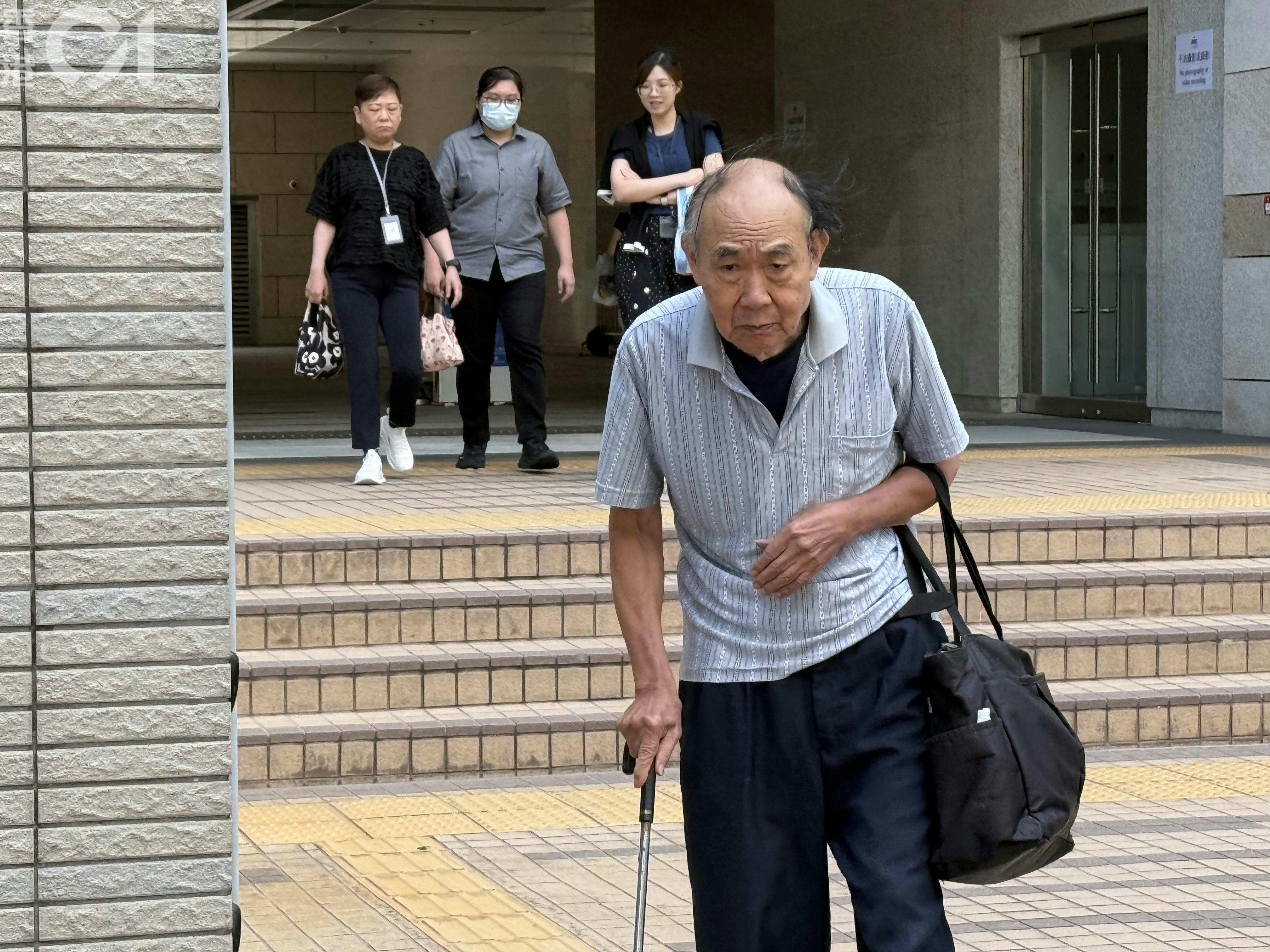 80岁退休男子涉行贿区议员求见牧师,庭上昏睡被劝醒 80岁退休男子涉行贿区议员求见牧师,庭上昏睡被劝醒