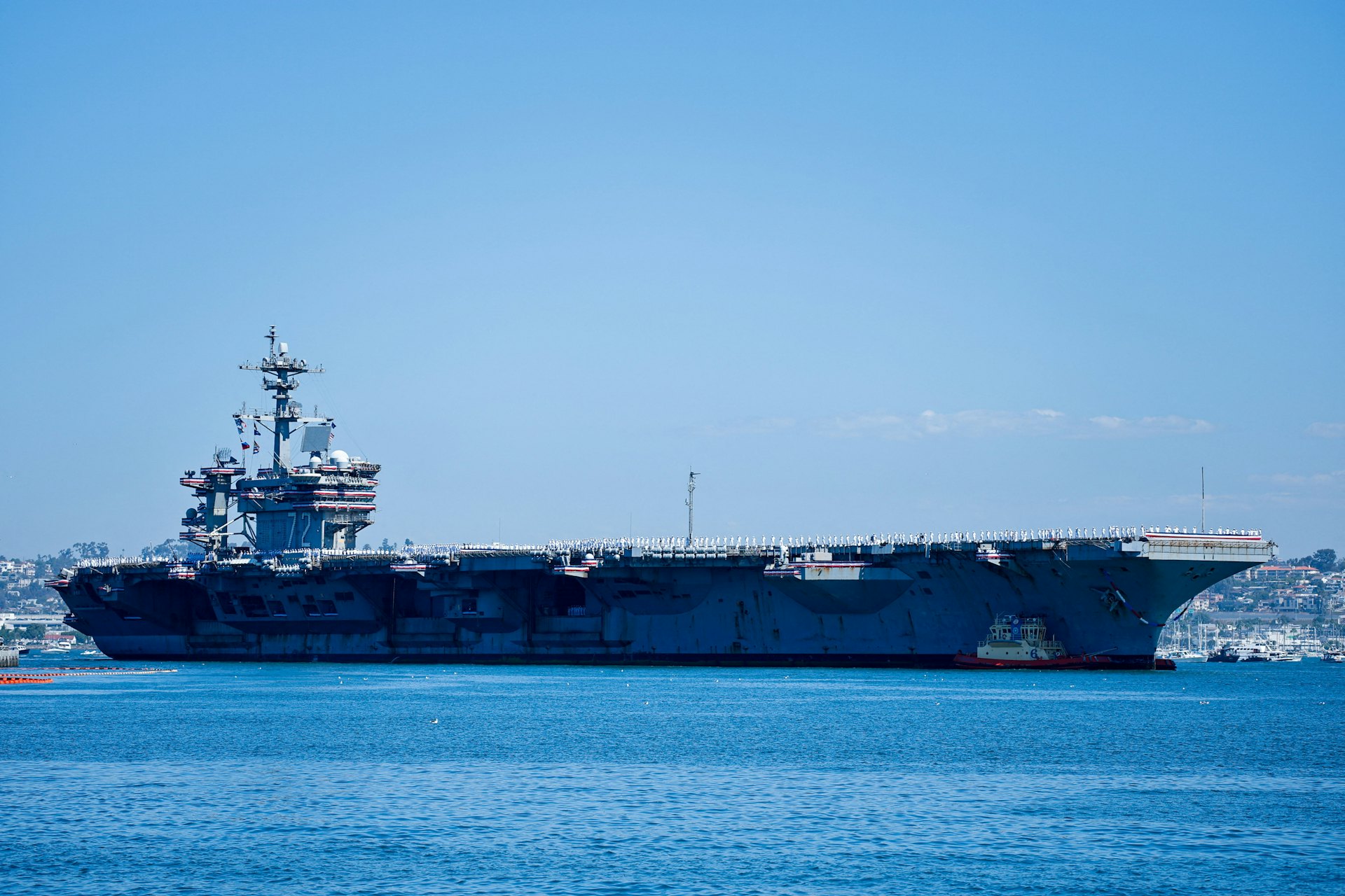 2026年10月8日,美國加州聖地牙哥科羅納多海軍基地,美國海軍尼米茲級航空母艦「林肯號」(USS Abraham Lincoln)在結束中東的延長部署後返抵母港。