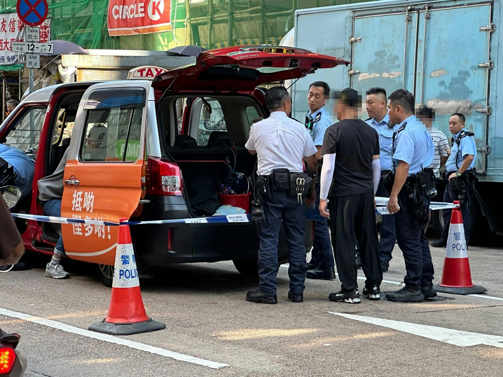 旺角洗衣街截查可疑的士 一名男子黑布蒙頭上鎖受查 旺角洗衣街截查可疑的士 一名男子黑布蒙頭上鎖受查