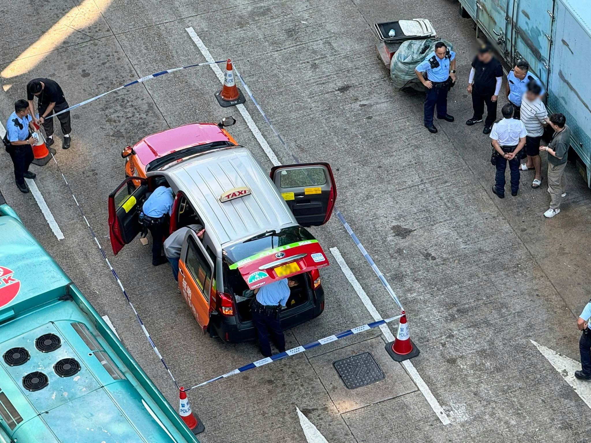 警旺角洗衣街截查可疑的士 一名男子黑布蒙頭上手扣受查