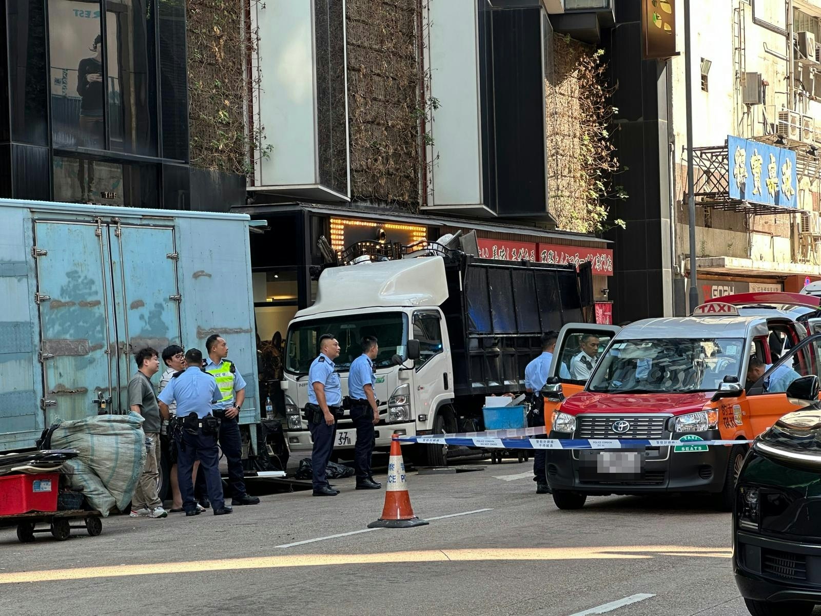 旺角洗衣街近亞皆老街,警方截查一輛的士。