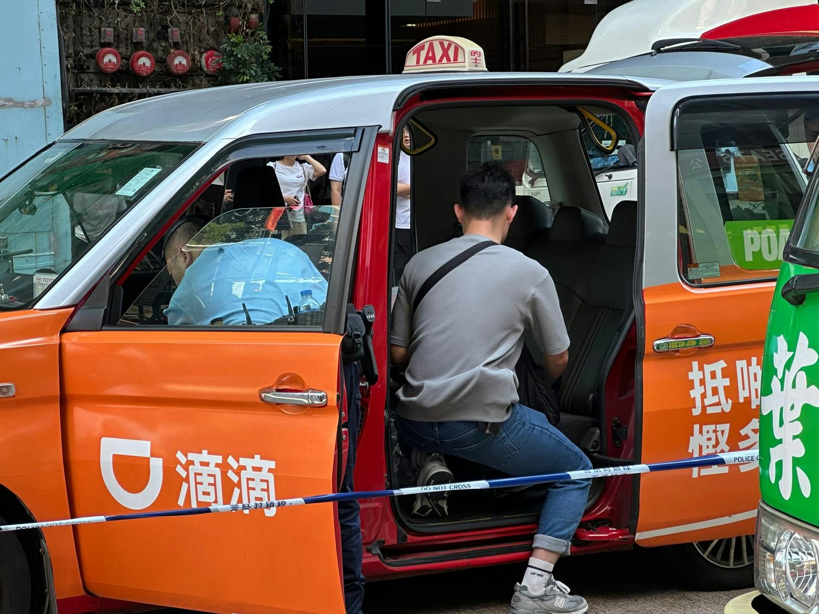 警員在的士內搜證。