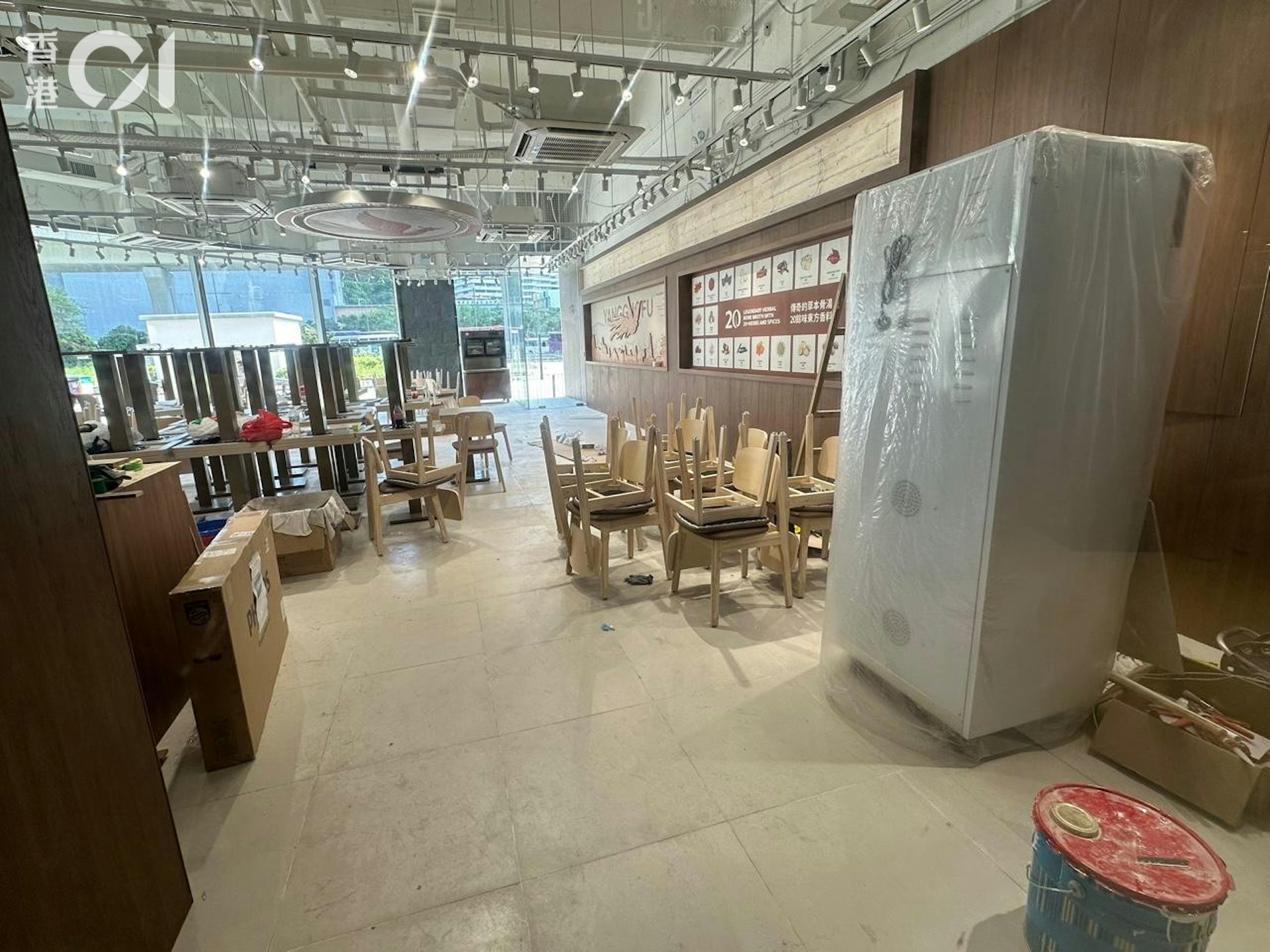 店內裝修大致竣工,目前餐桌及雪櫃等已送達店內,並正進行最後擺設,料快將開業。