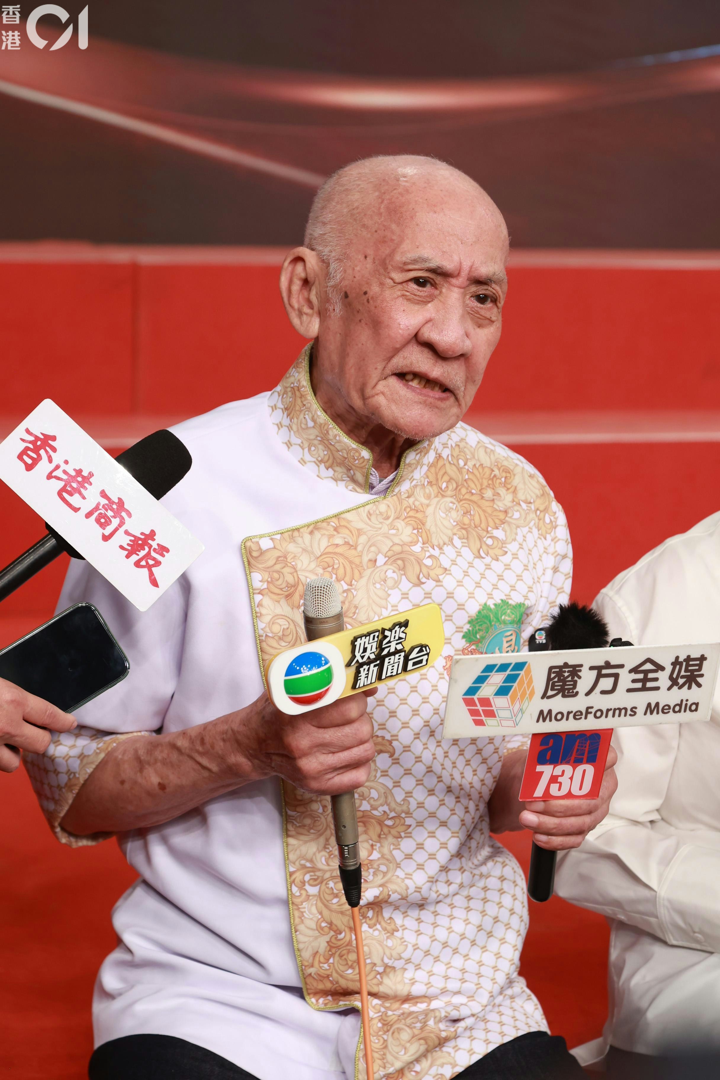 鼎爺避談家事。