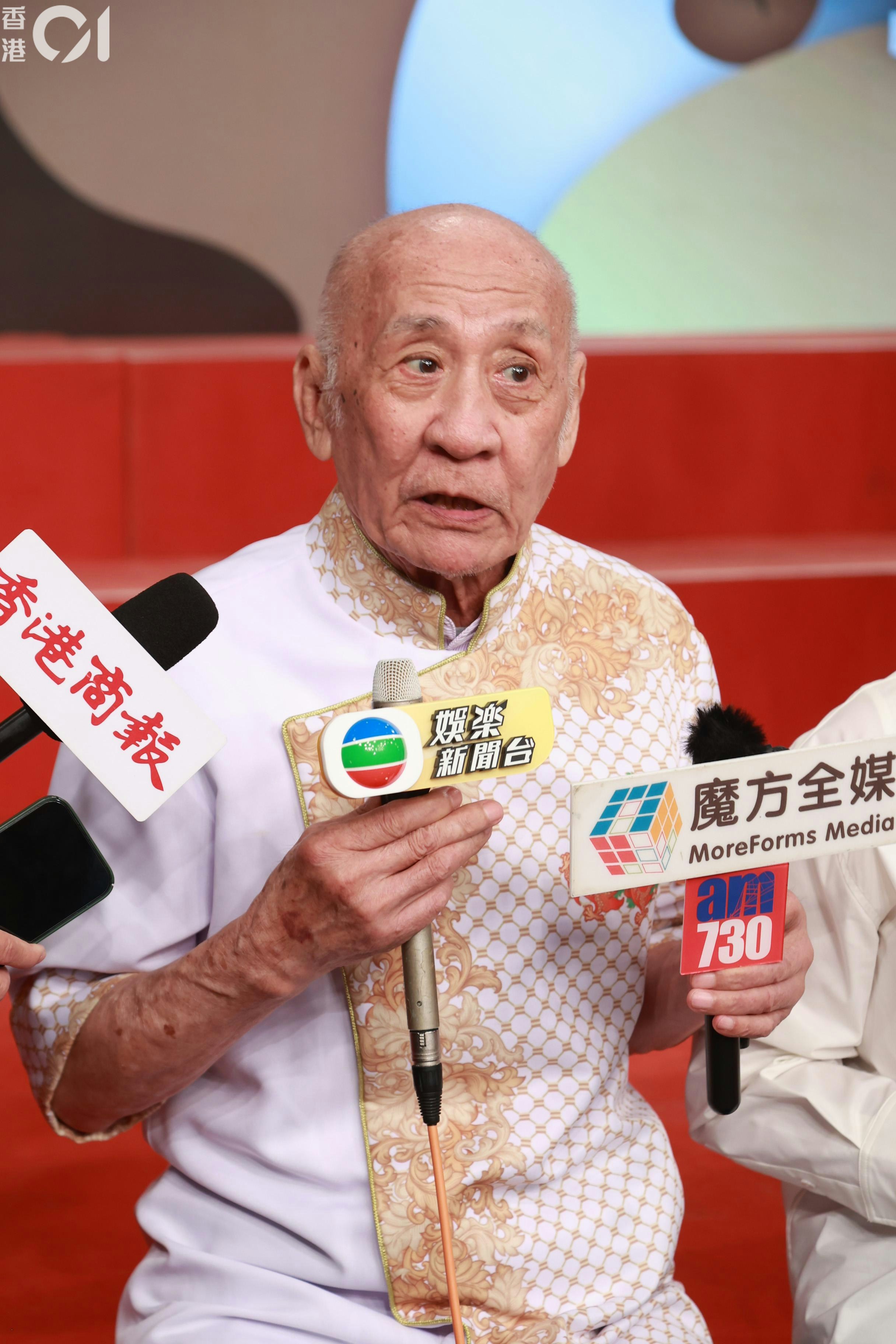 鼎爺避談家事。
