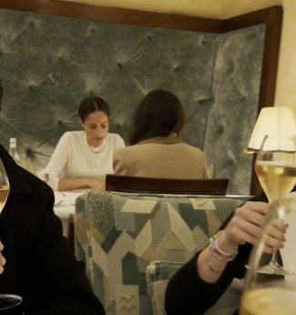 當地時間10月7日下午,梅根現身梅費爾區(Mayfair)五星級酒店Claridge's,與諾貝爾和平獎得主馬拉拉(Malala Yousafzai)一起歎下午茶。(TikTok@losrodriguez.mx)