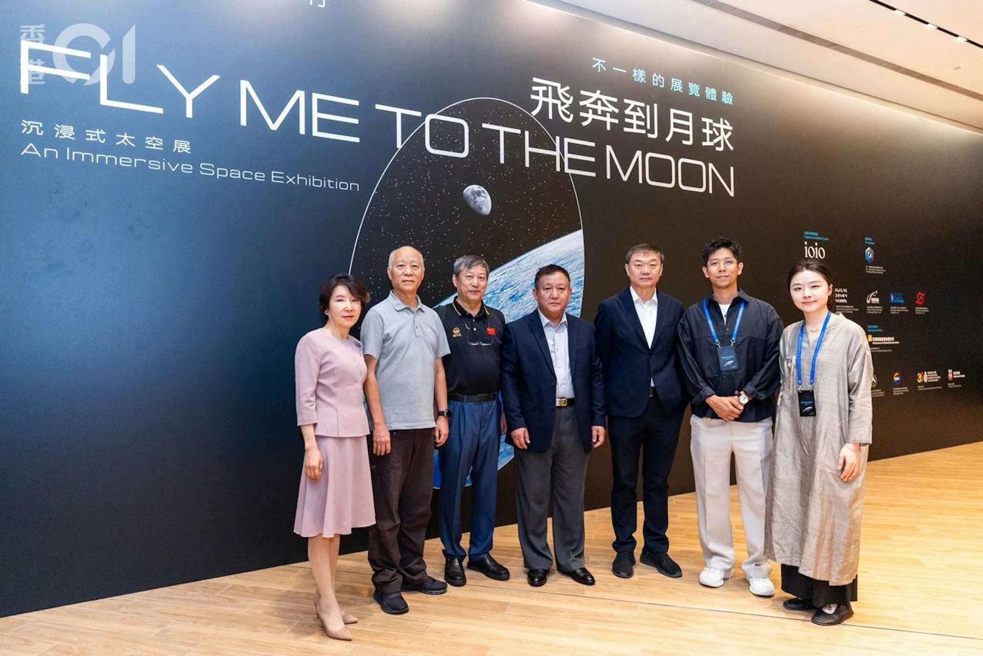 展覽策展人暨創意總監陶芷琛(右一)、展覽項目總監馬家明(右二)、中國工程院院士赫曉東(右三)、中國首代航天員潘占春(右四)、哈爾濱工業大學航天館教授王若維(右五)、哈爾濱工業大學建築學院書記(退休) 安學敏(右六)、昭若星辰航天科技集團董事長孫曉茹(右七)。